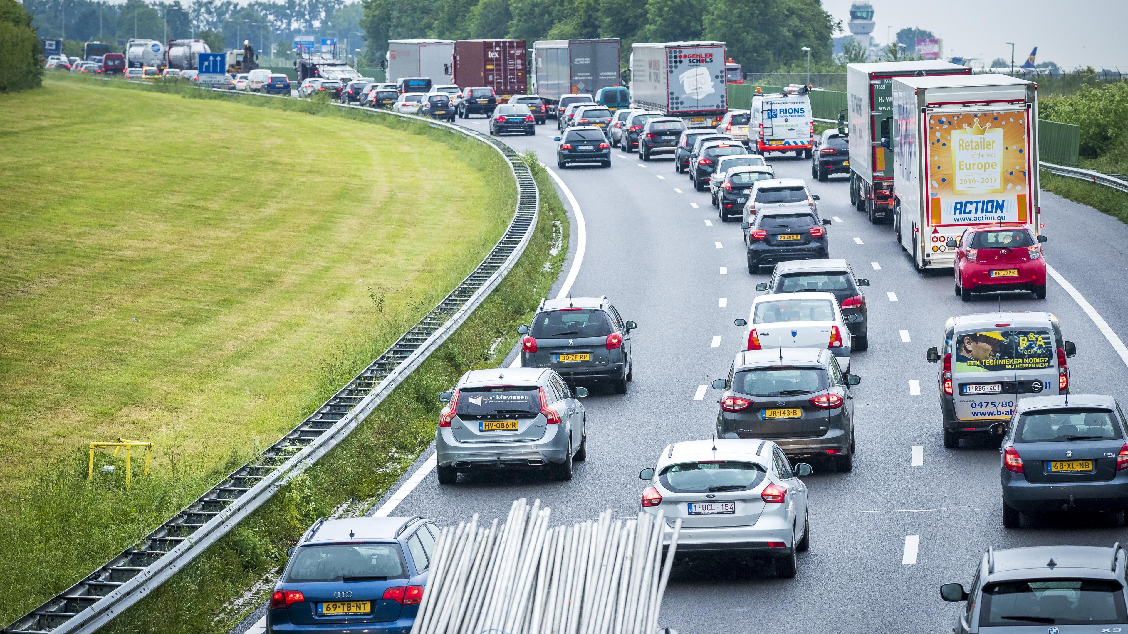 Flinke file op A2 bij Maastricht door kapotte vrachtauto