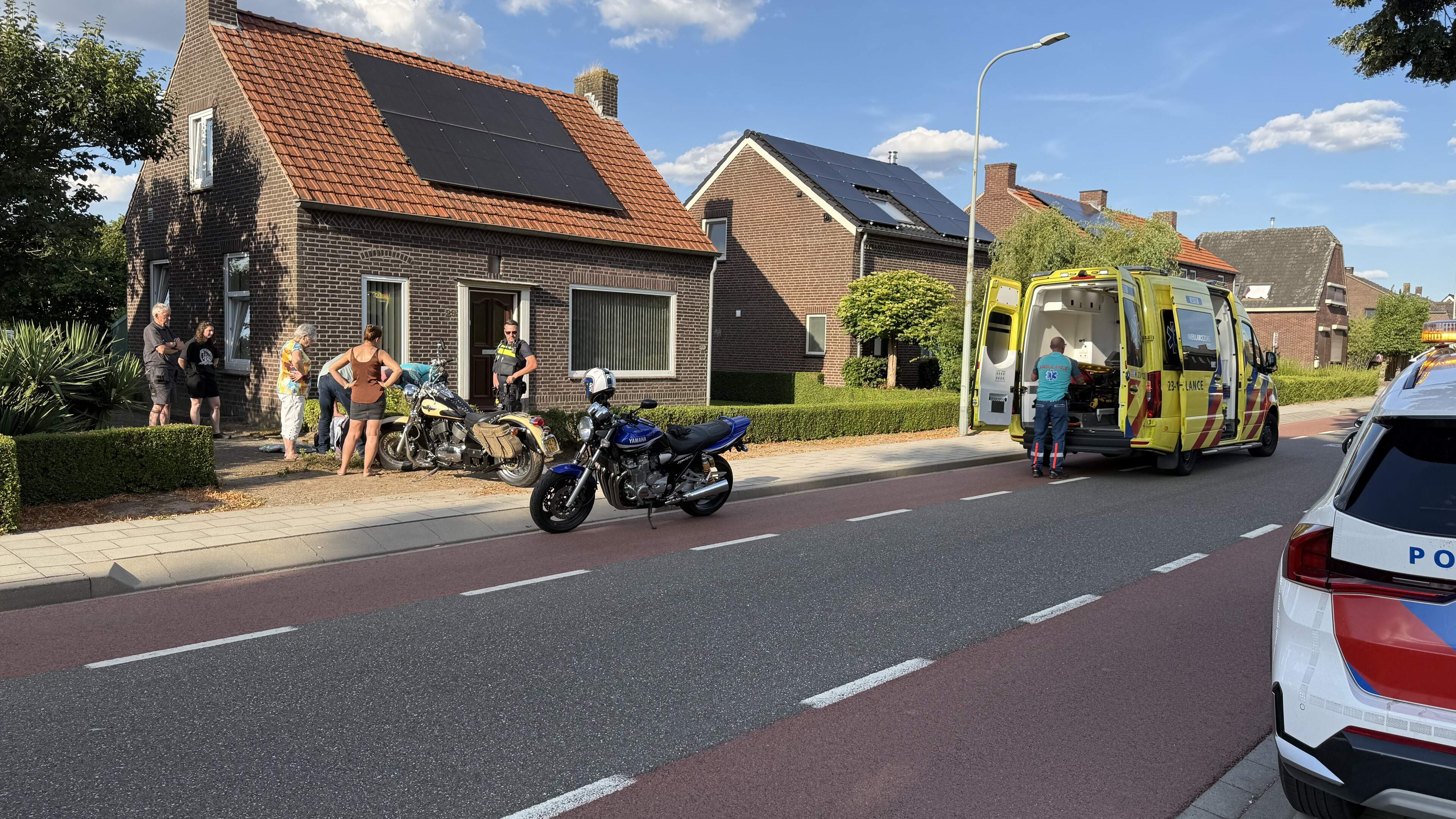 Motorrijdster belandt in voortuin in Tienray
