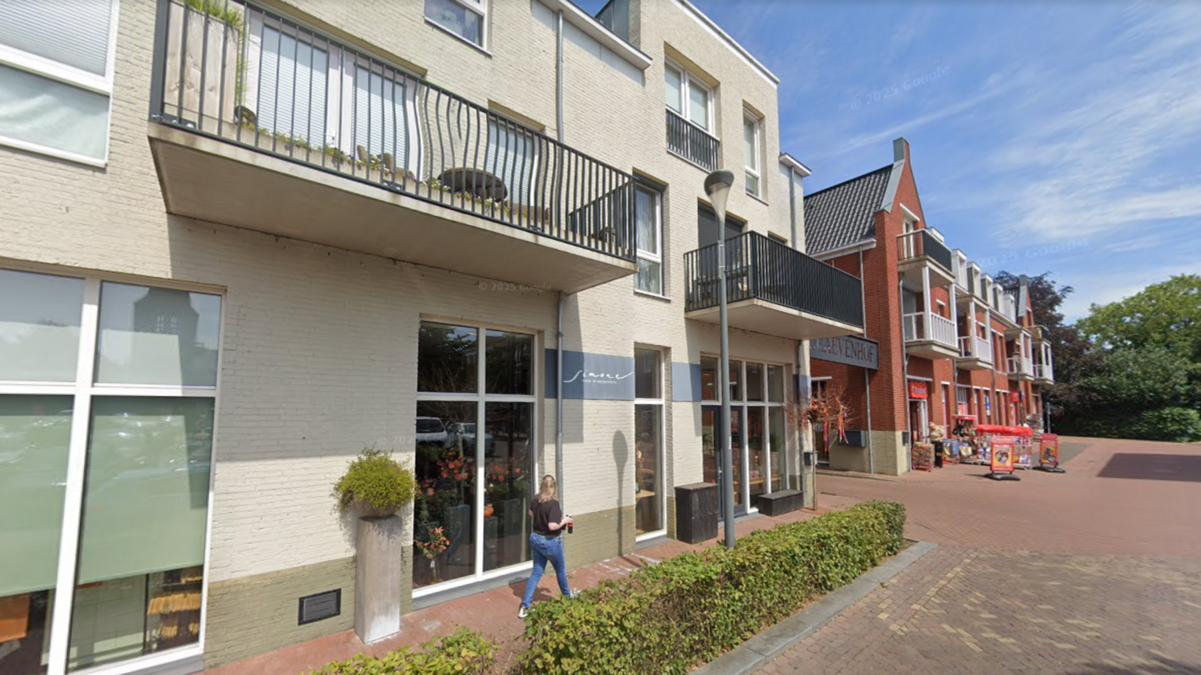 Inbreker slaat twee keer toe bij bloemenzaak in Sevenum: ‘Met ijzeren tafelvoet de ruit vernield’