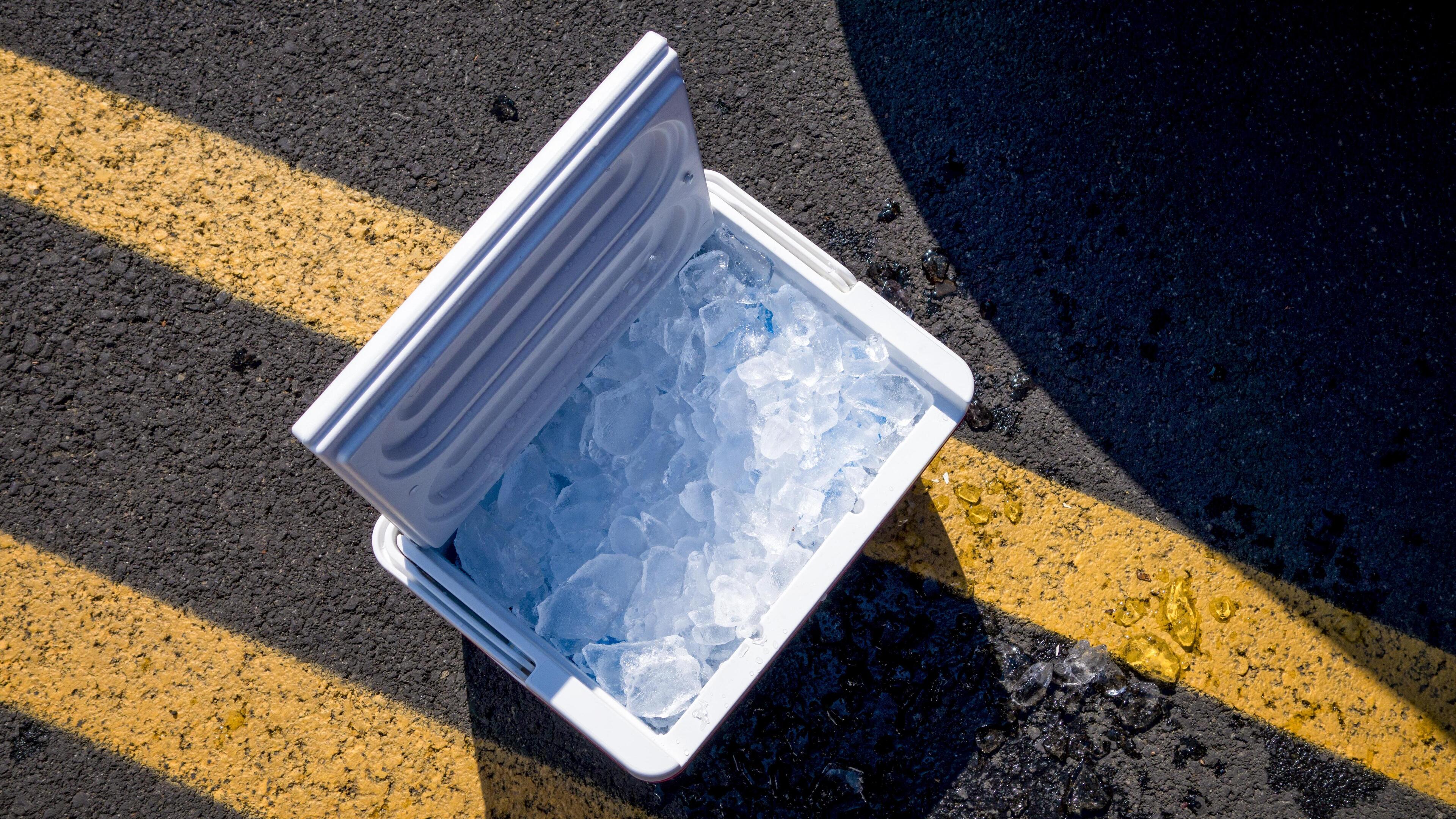 Bestelbus verliest koelbox met drugs op A73: verdachte even later opgepakt in Swalmen