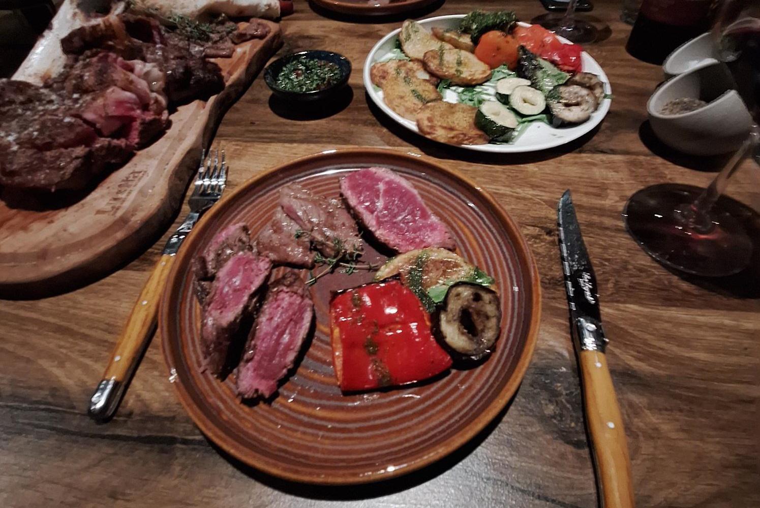Walhalla voor vleesfanaten in Kelpen-Oler: bij de Armeense barbecue van Lu&Na smelt Japanse wagyu op