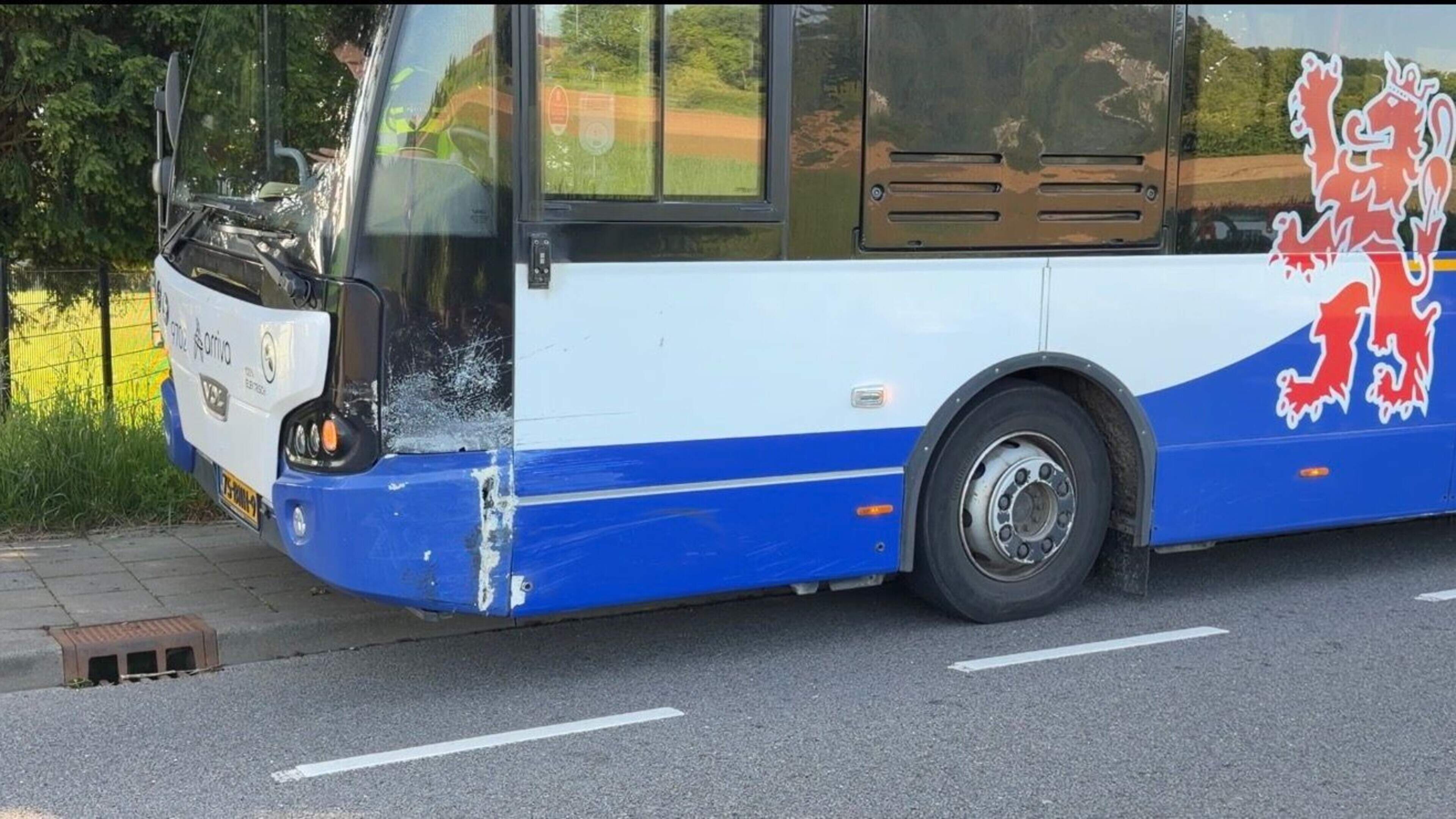 Auto en stadsbus botsen in Maastricht