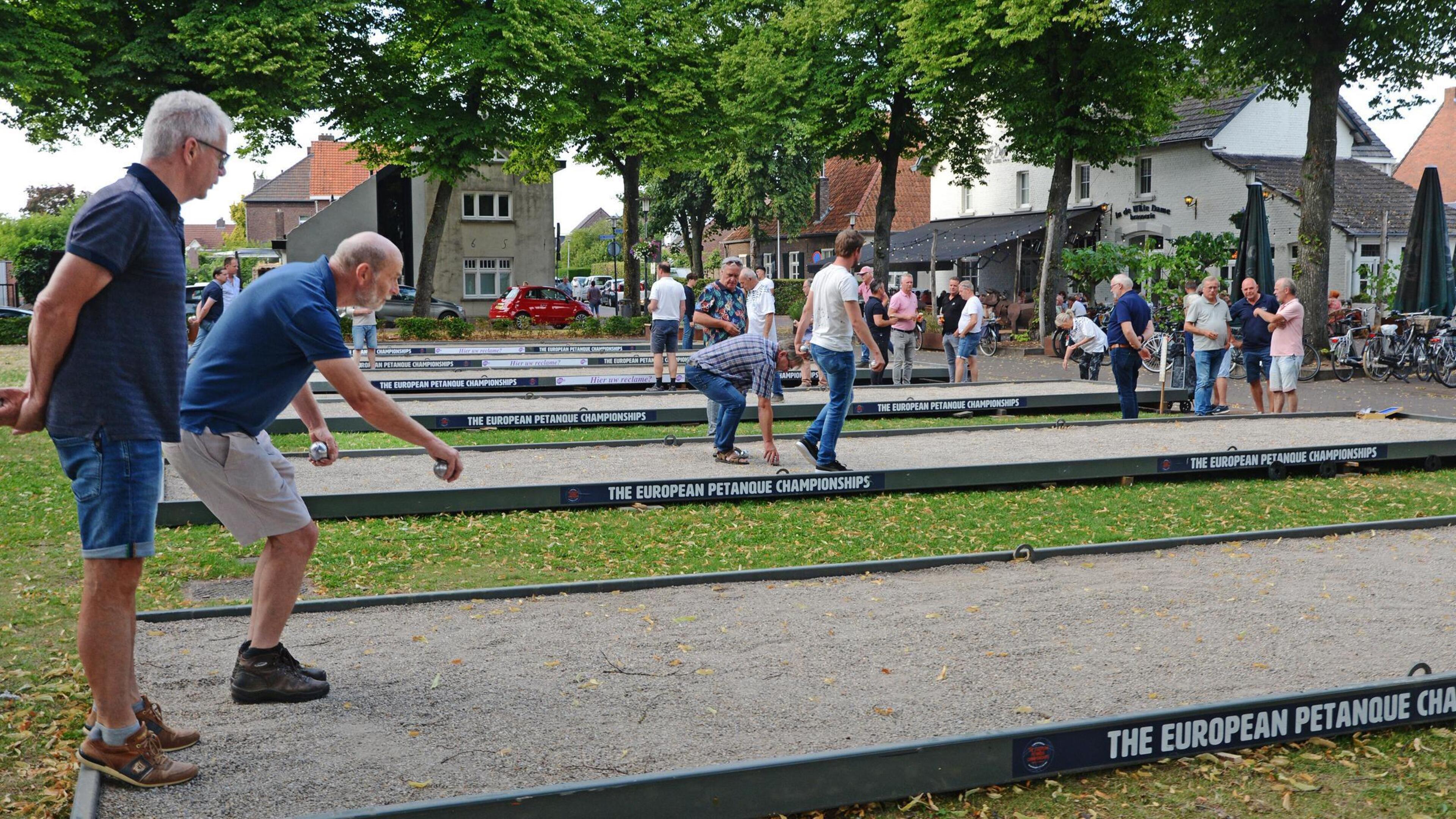 In Grubbenvorst wordt jeu de boules voortaan ook op een mobiele baan gespeeld