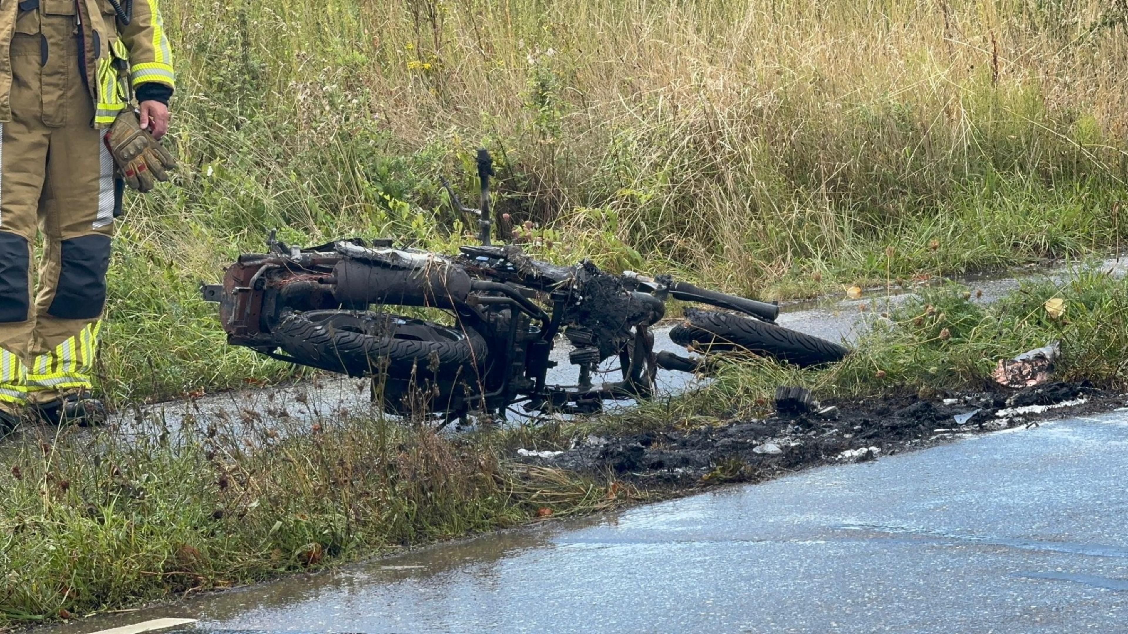 Scooter vliegt tijdens rijden in brand in Schimmert