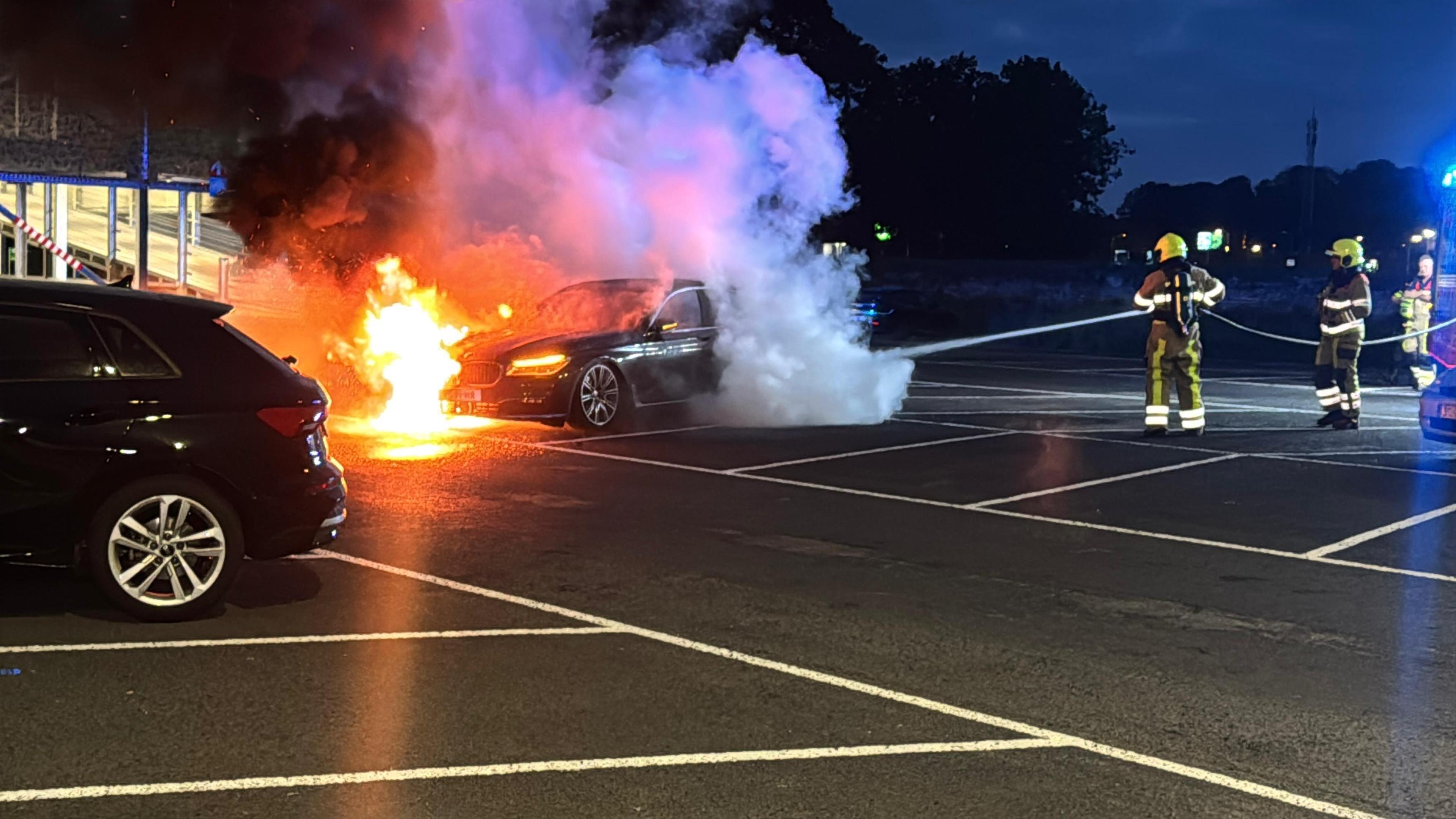 Autobrand op parkeerplek in Maastricht waar eerder ook al wagens in vlammen opgingen