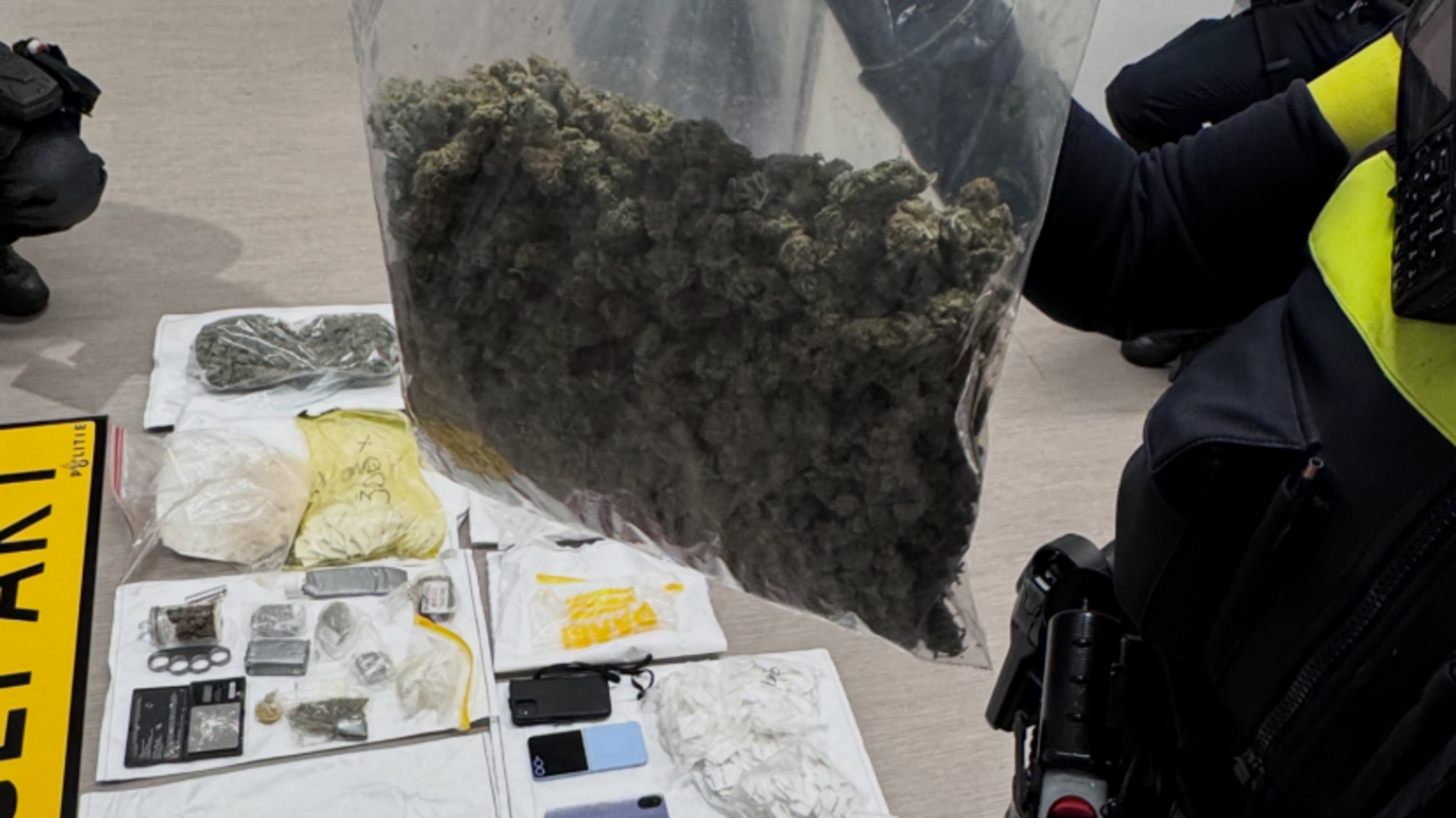 Grote hoeveelheid drugs gevonden in woning Venray: twee bewoners opgepakt