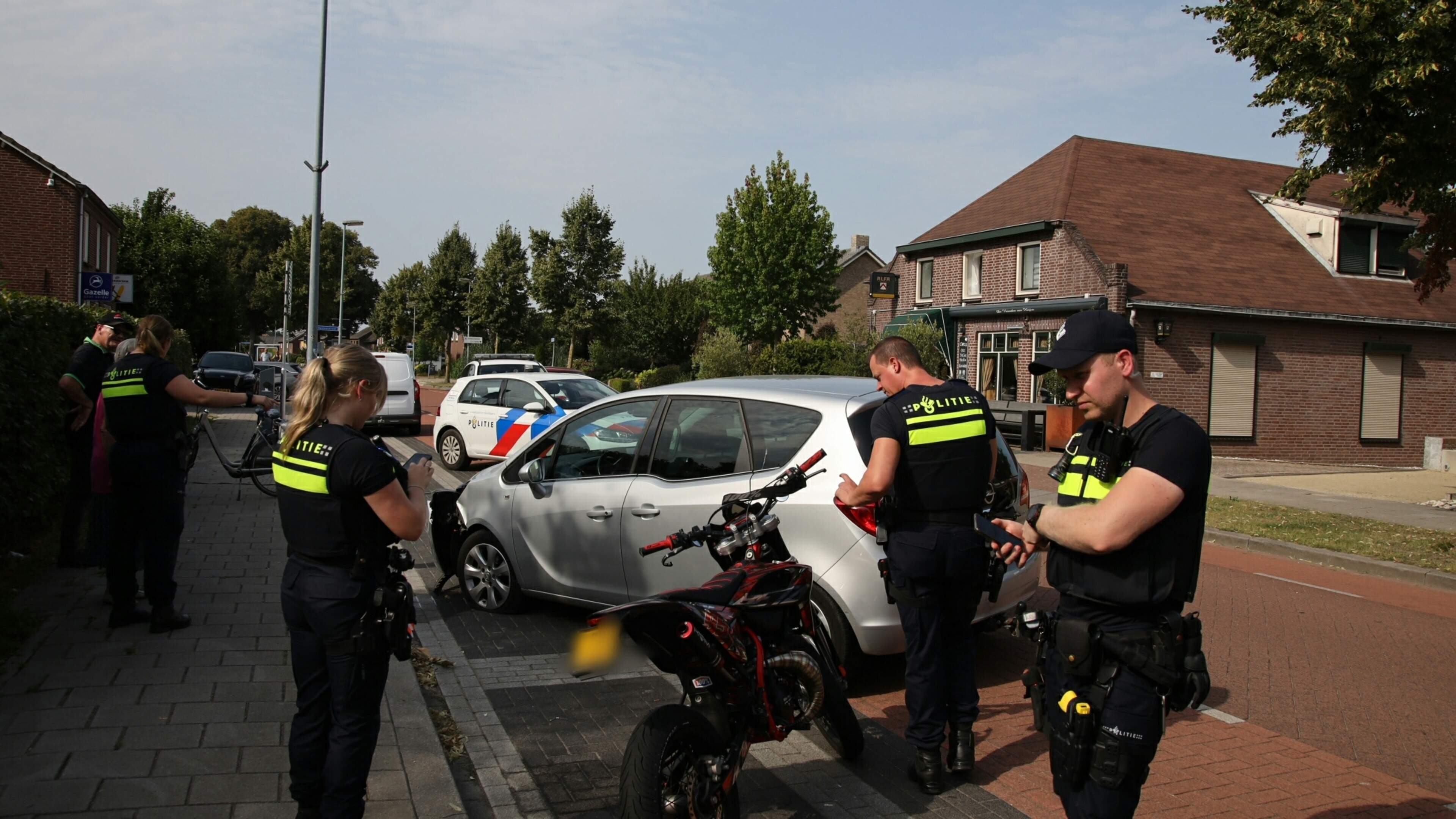 Brommerrijdster gewond bij aanrijding met auto in Heijen