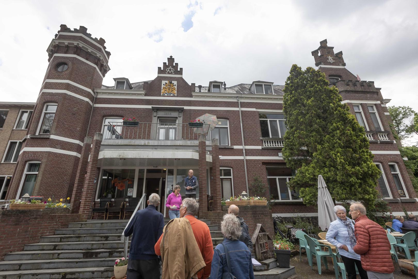 Het klooster van de paters camillianen is gevestigd in het voormalige jachtslot van de graaf van Afferden en ligt fraai verscholen in het groen aan de Heinsbergerweg in Roermond. 