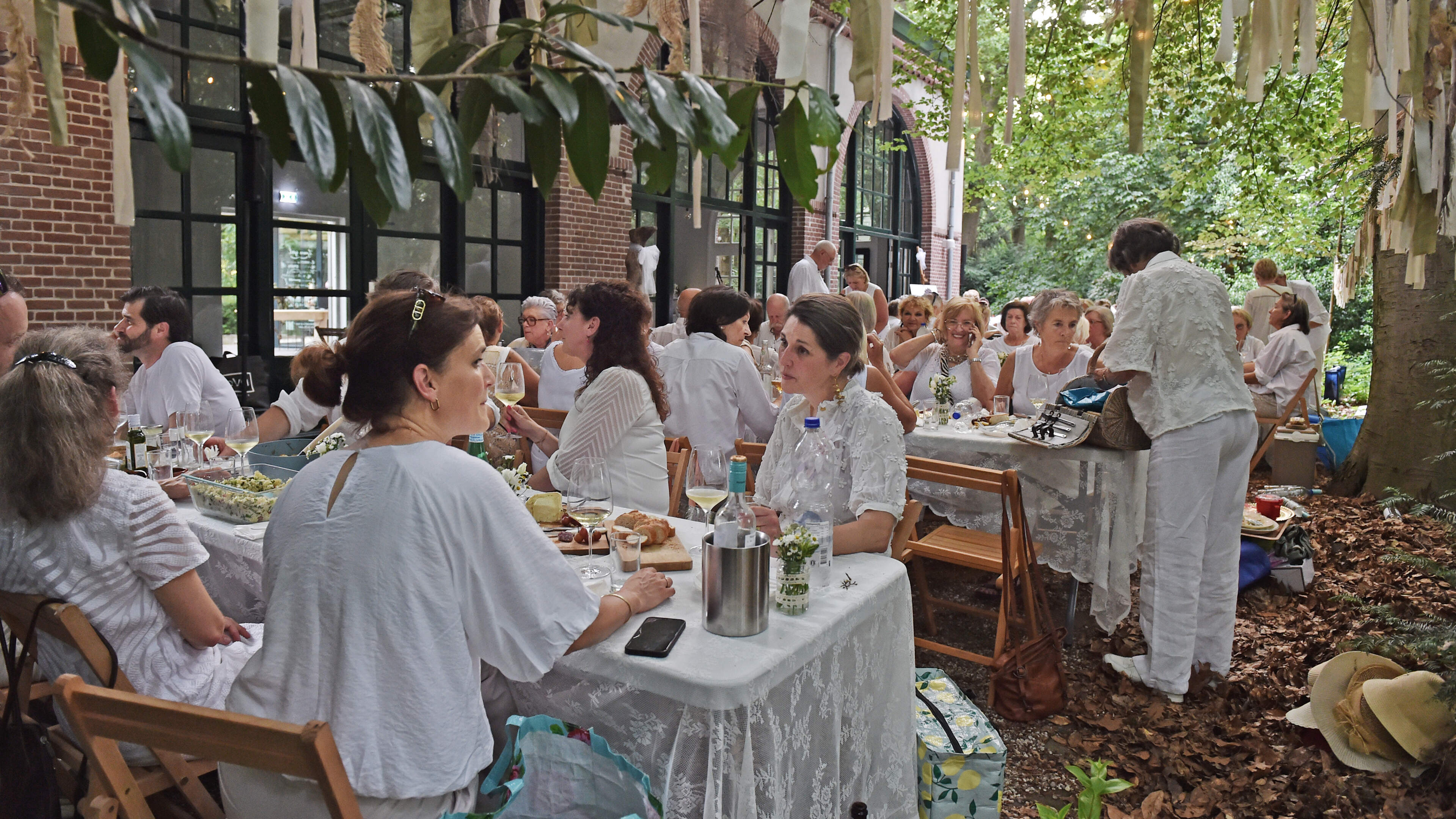 Rooyse Ladies Venray picknicken voortaan als ‘Flores’ voor kansarme kinderen: ‘Bloem past beter bij 