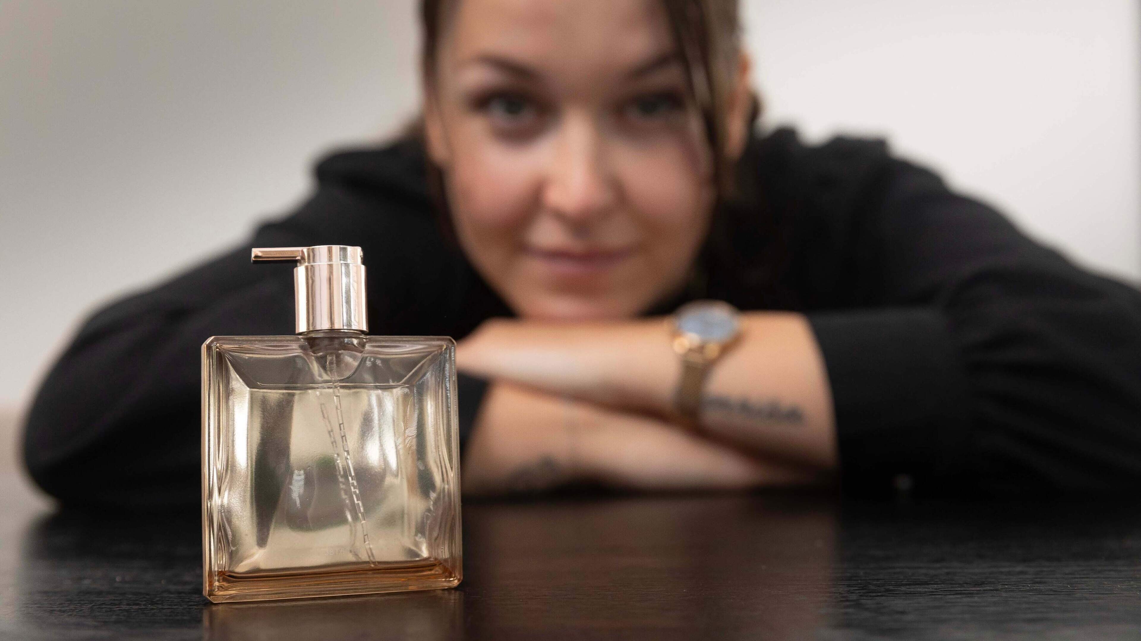 Puck (26) uit Panningen zoekt naar het parfum van haar overleden moeder: ‘Ik rook meteen: dit was he
