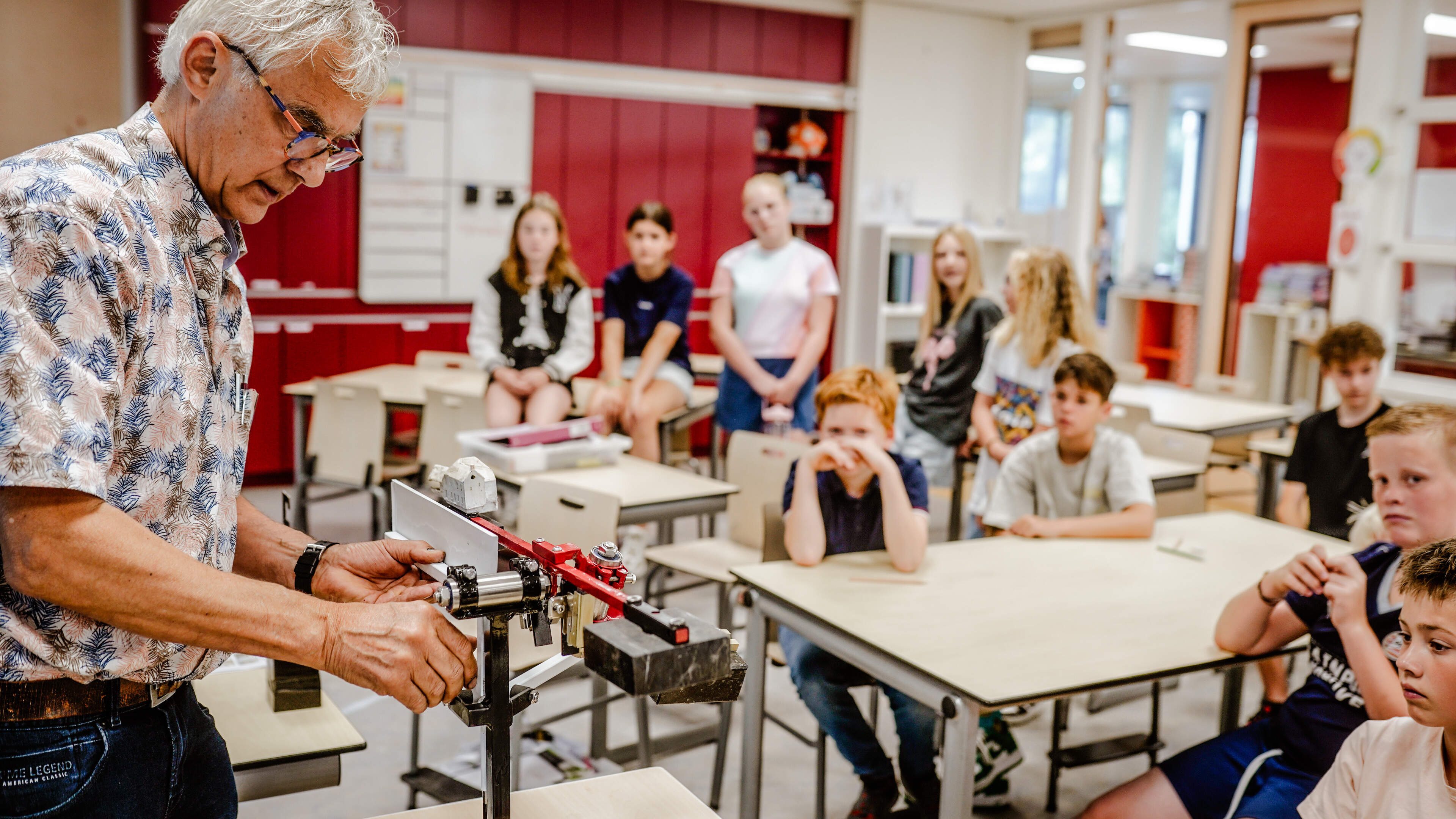Pierre (69) zoekt tieners als opvolgers voor zijn interactieve molenkunstwerk: ‘Over honderd jaar mo