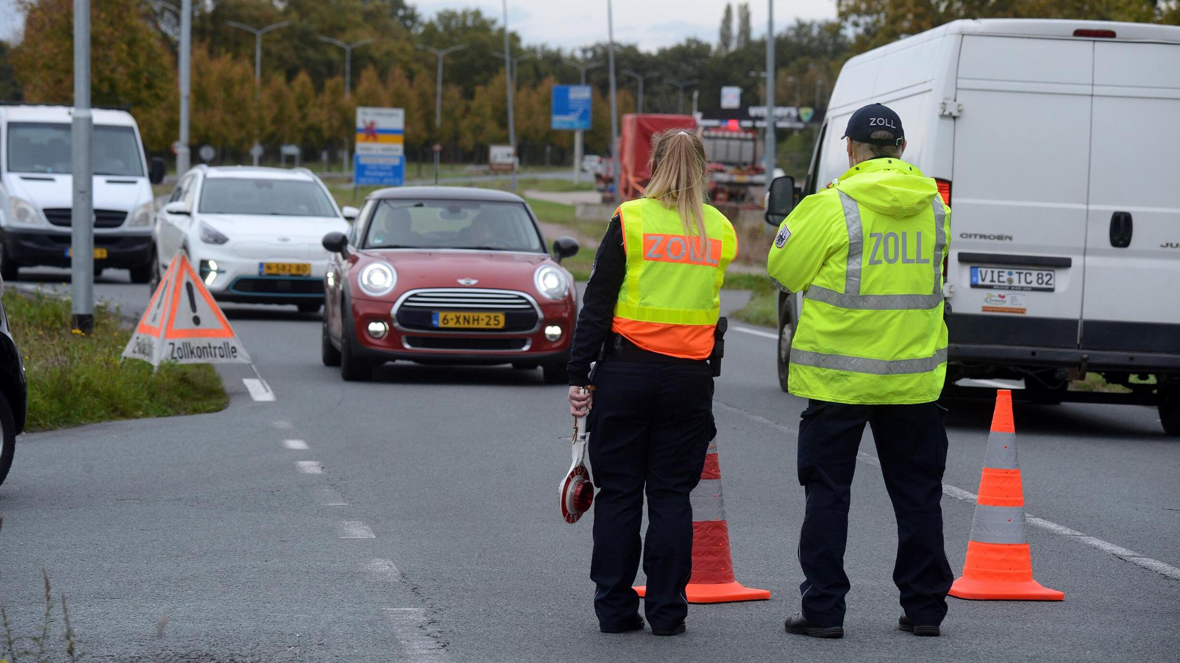 Duitse douane plukt bij Bocholtz man (32) van snelweg met auto vol wapens en drugs in zijn onderbroe