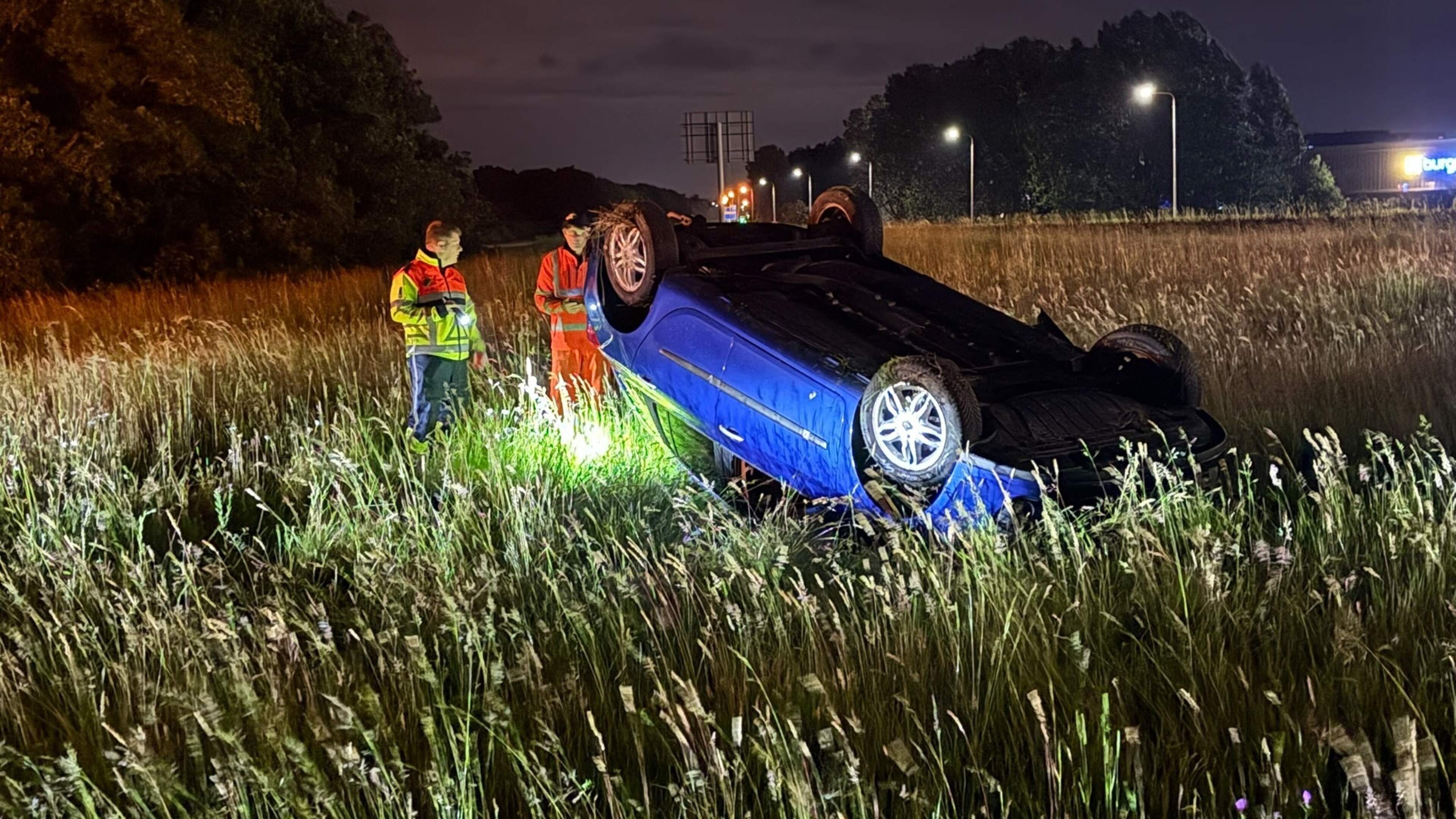 Auto belandt op kop in Velden