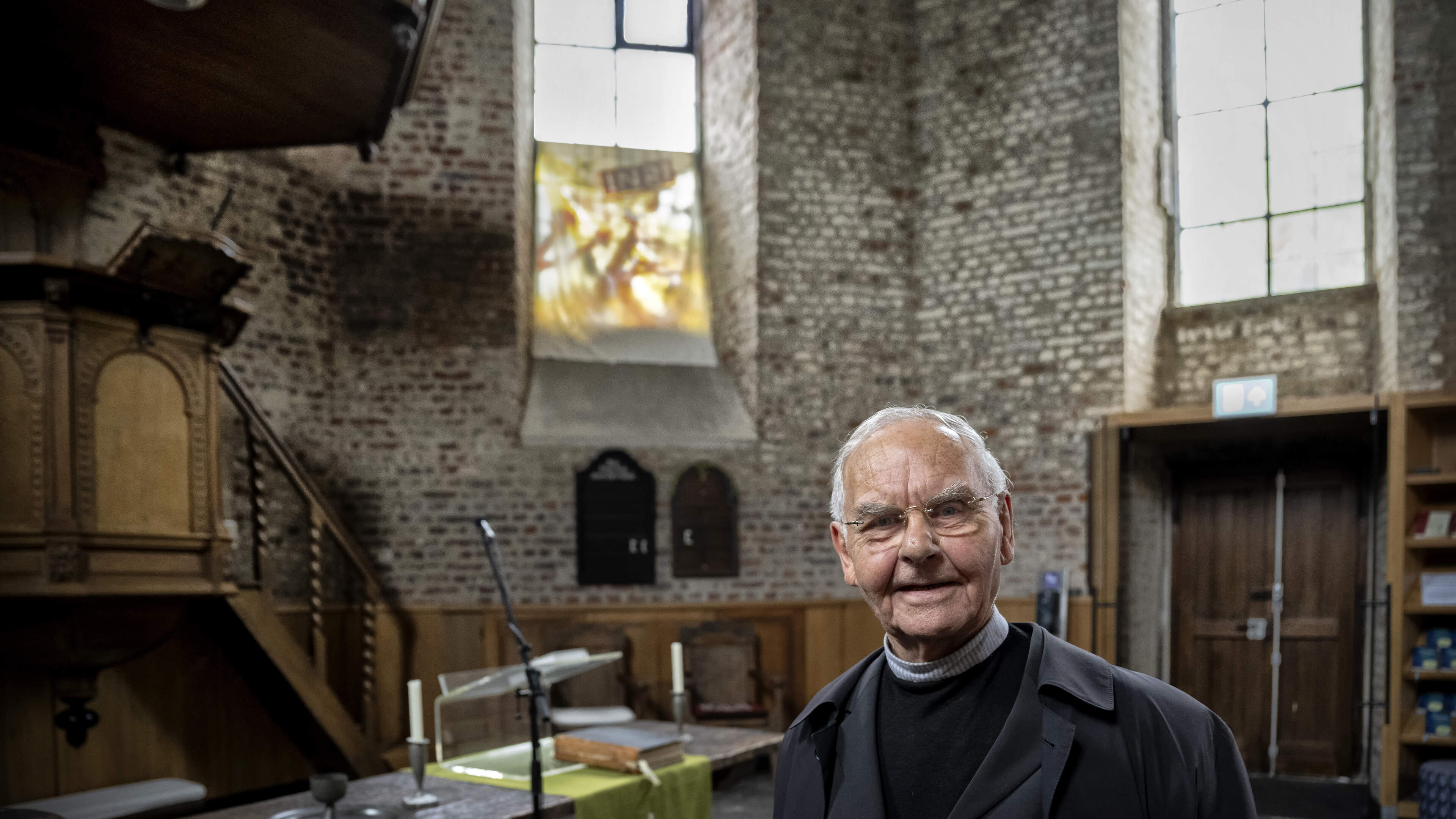 Oltmann de Buhr (89) ontwerpt glas-in-loodraam voor ‘zijn’ hervormde kerk in Vaals: ‘Dat ik dit op m