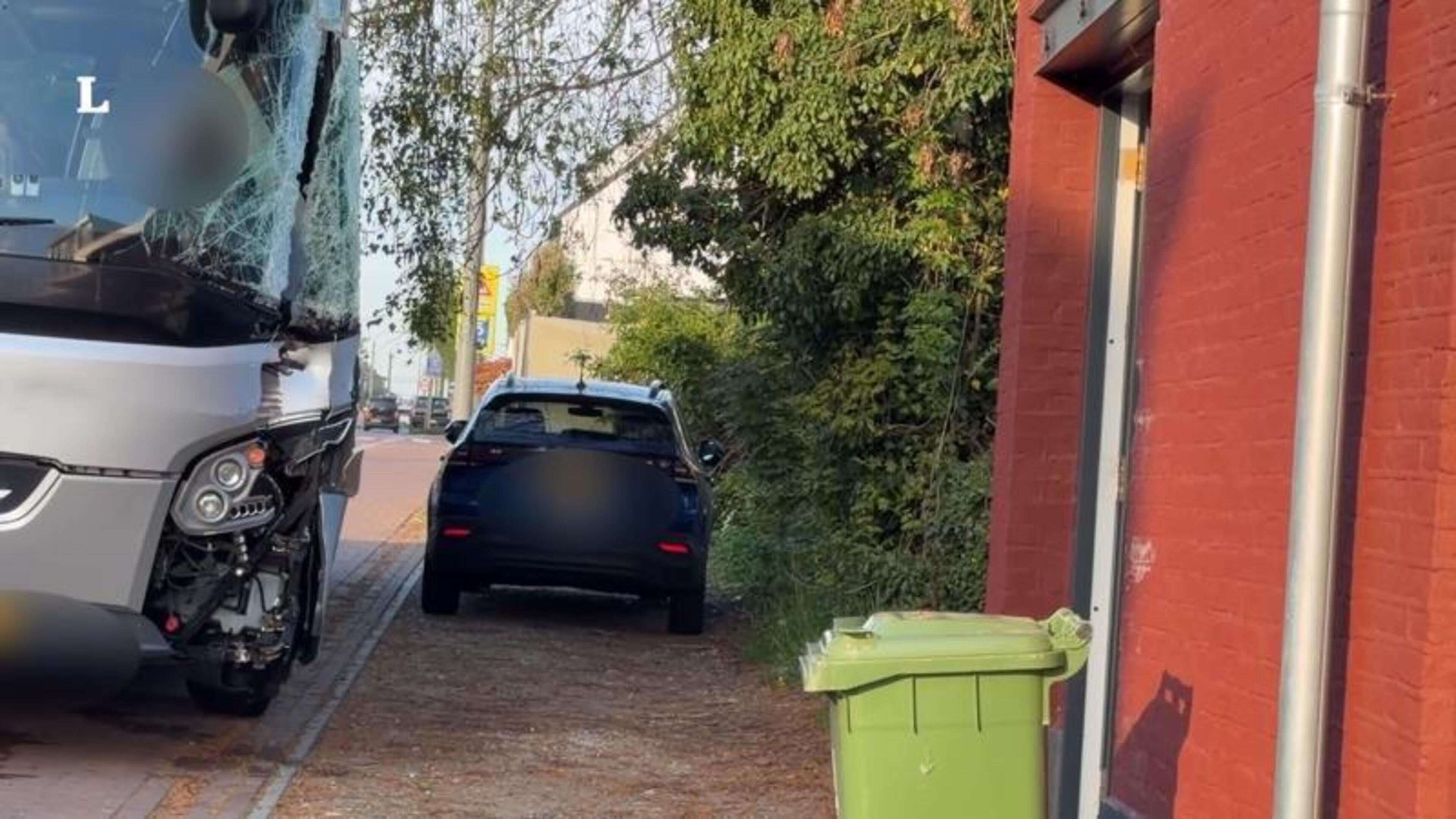 Touringcar rolt tegen woning