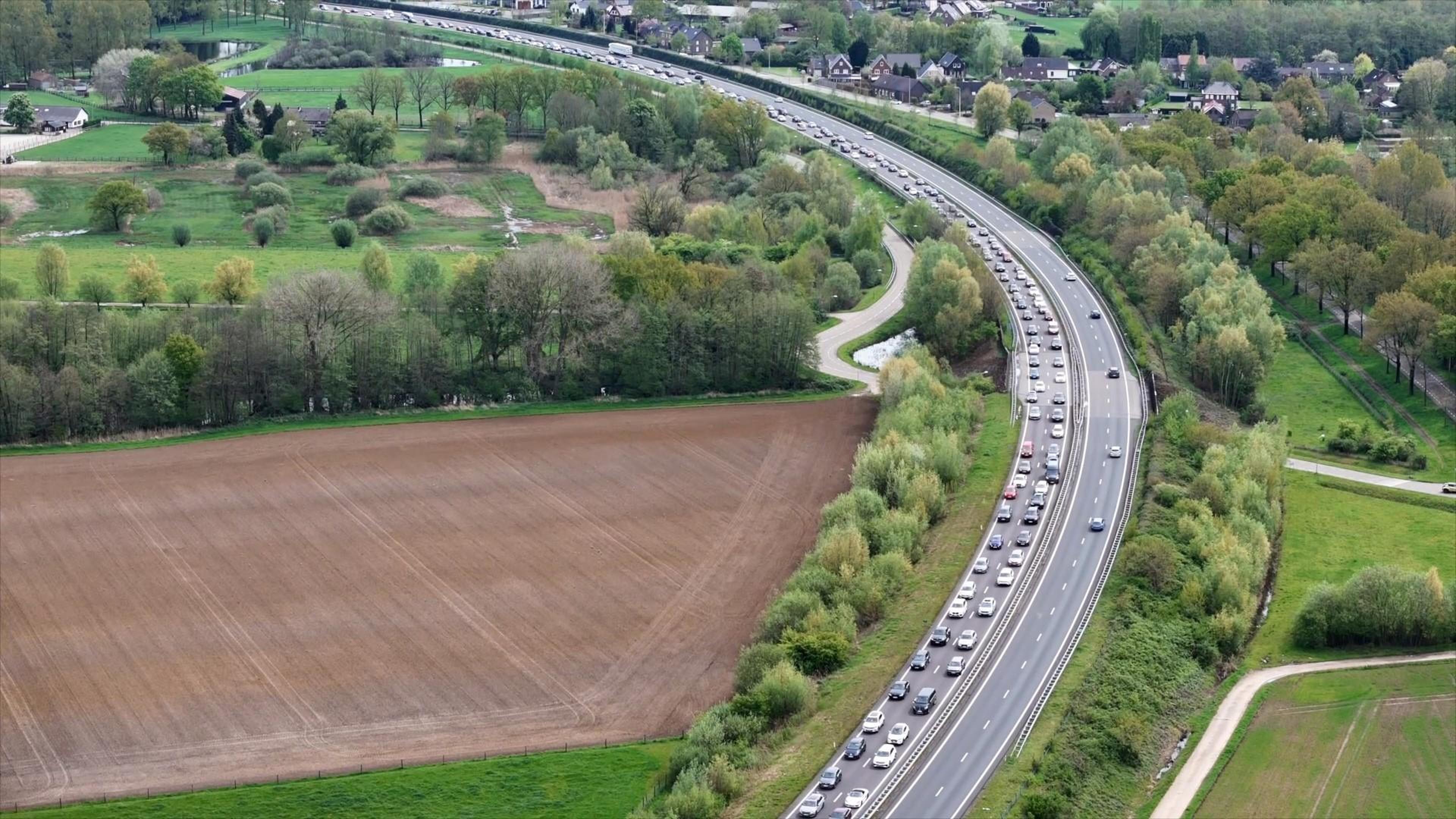 Hemelvaartsdrukte op wegen houdt aan: meer dan een uur vertraging op N280 richting Roermond