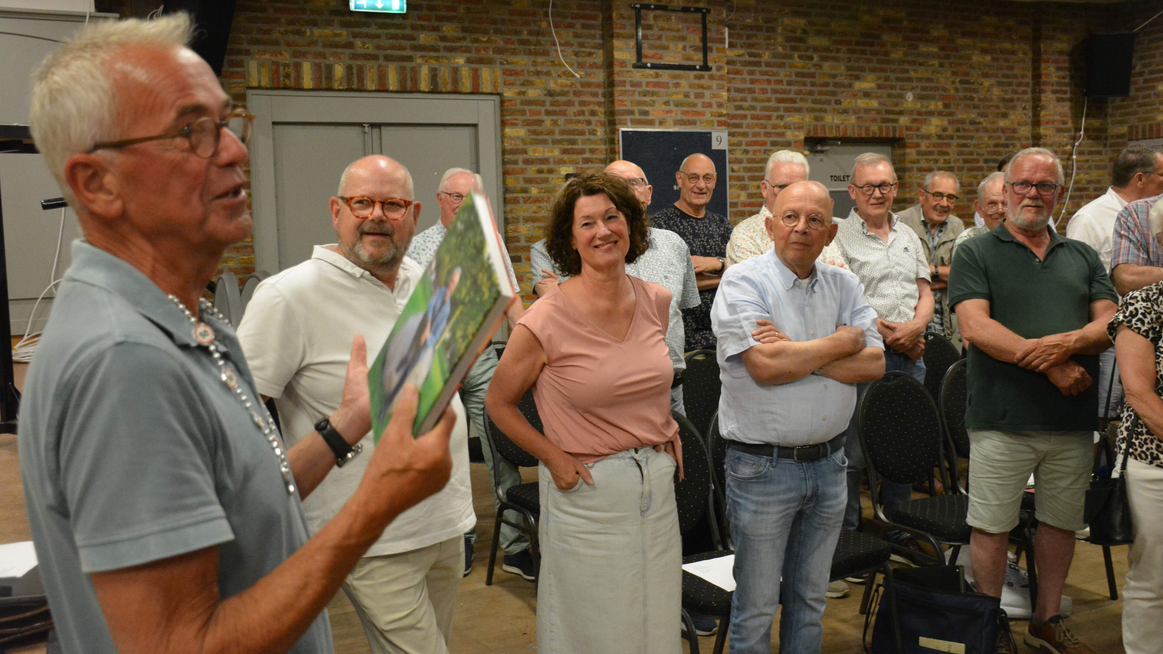 ‘Selfmade’ dirigent Jan Knaapen uit Tegelen zwaait het stokje al vijftig jaar zonder diploma maar me