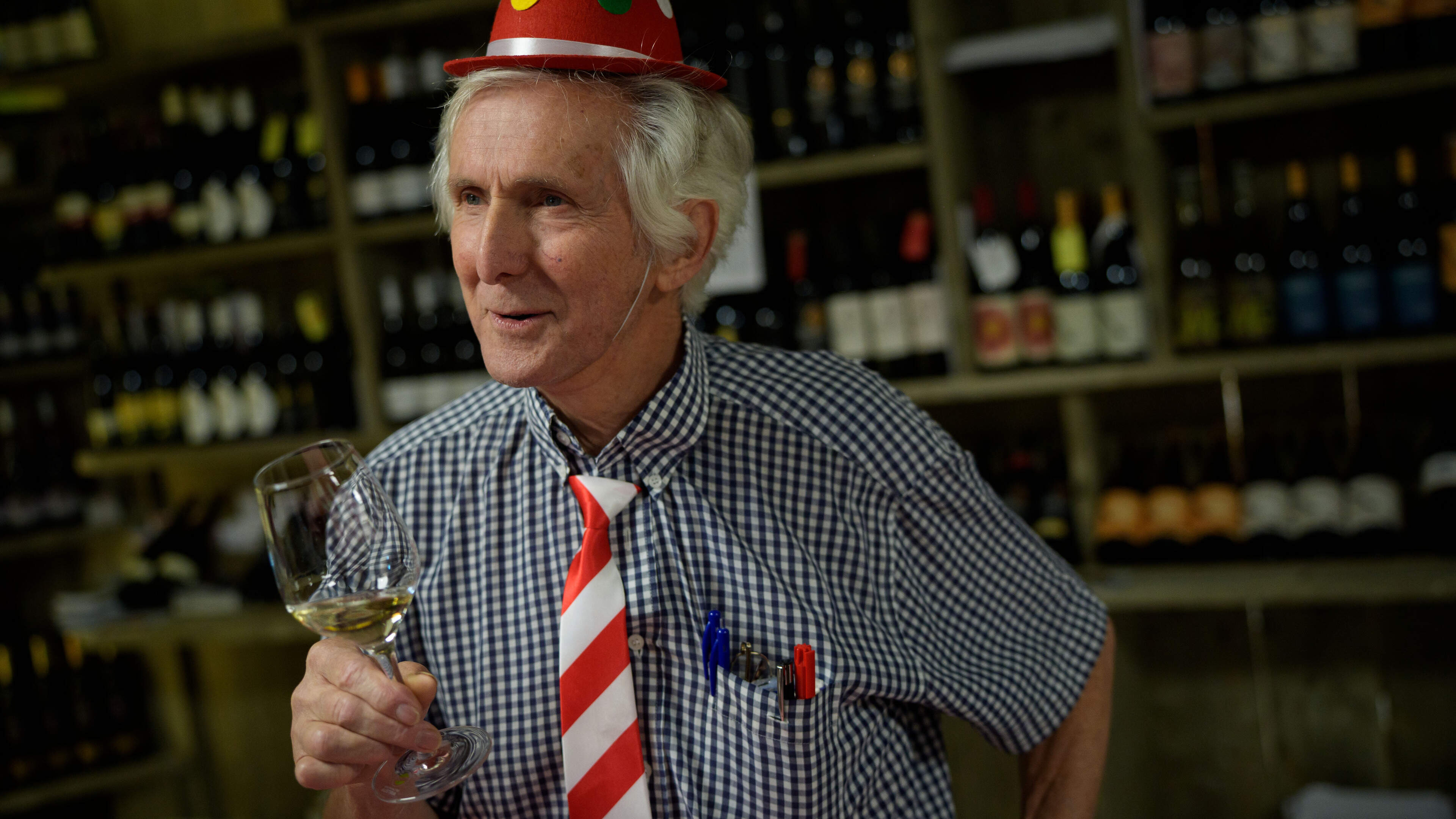 Na 58 jaar als ondernemer stopt ‘clown’ Otmar Pregled (81) met zijn Oostenrijkse vinotheek in Schinn