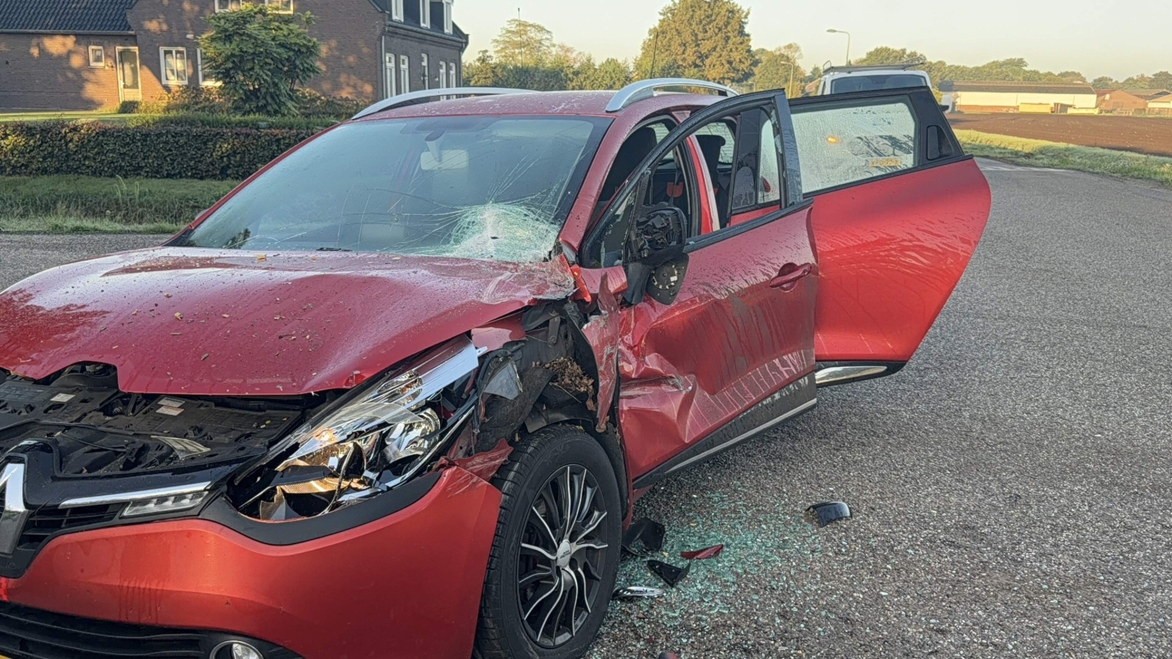 Auto botst op tractor op Ysselsteynseweg, bestuurder raakt gewond