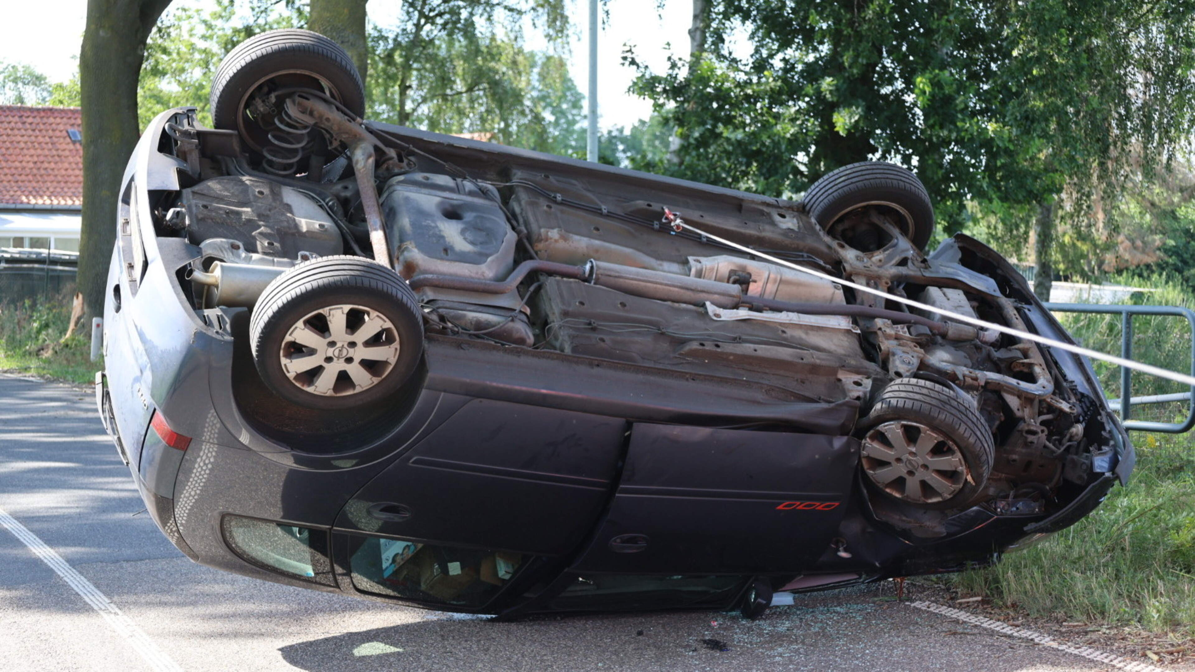 Auto belandt op de kop in Venray na botsing tegen boom