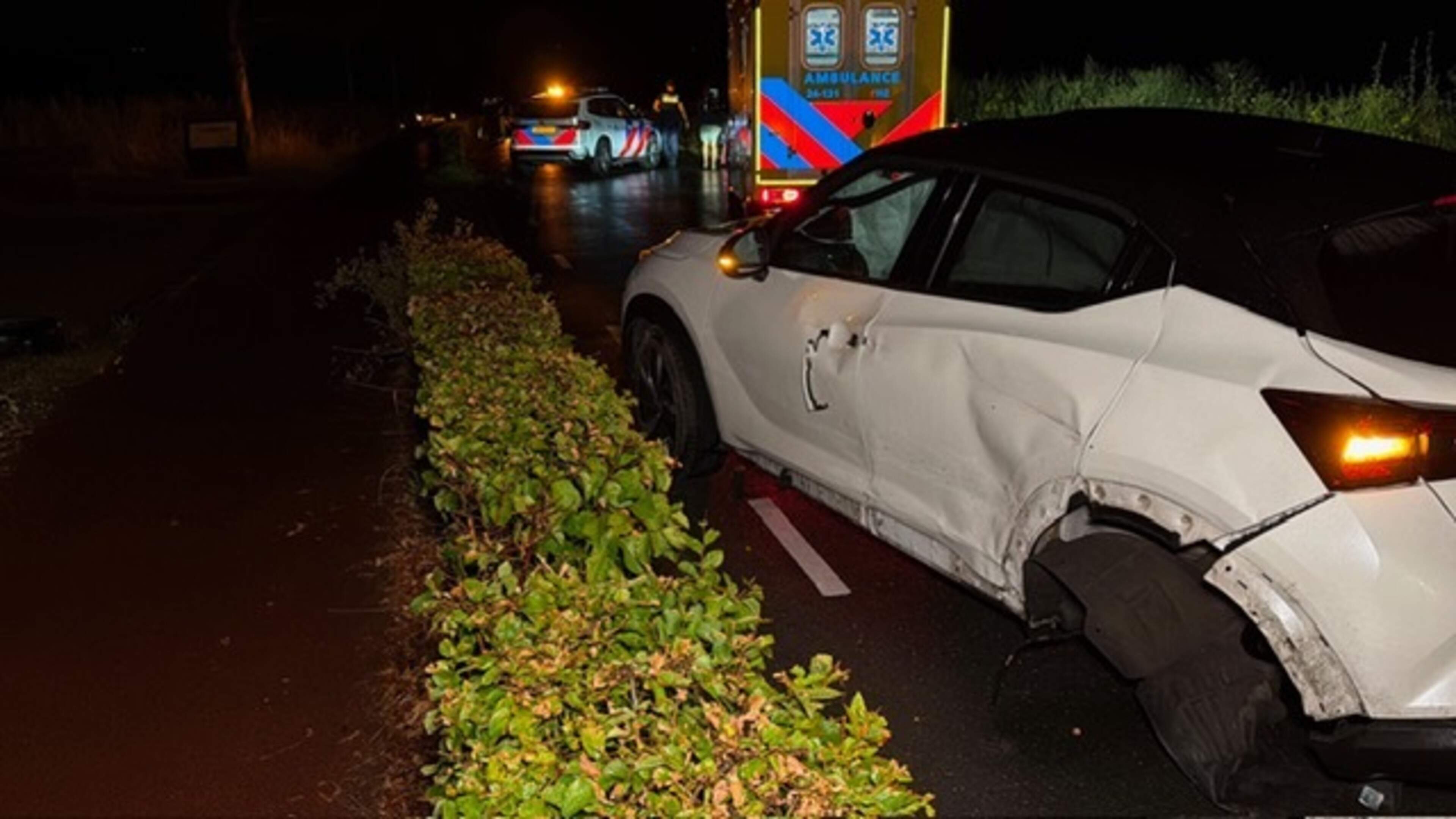 Twee voertuigen flink beschadigd door aanrijding in Sint Geertruid