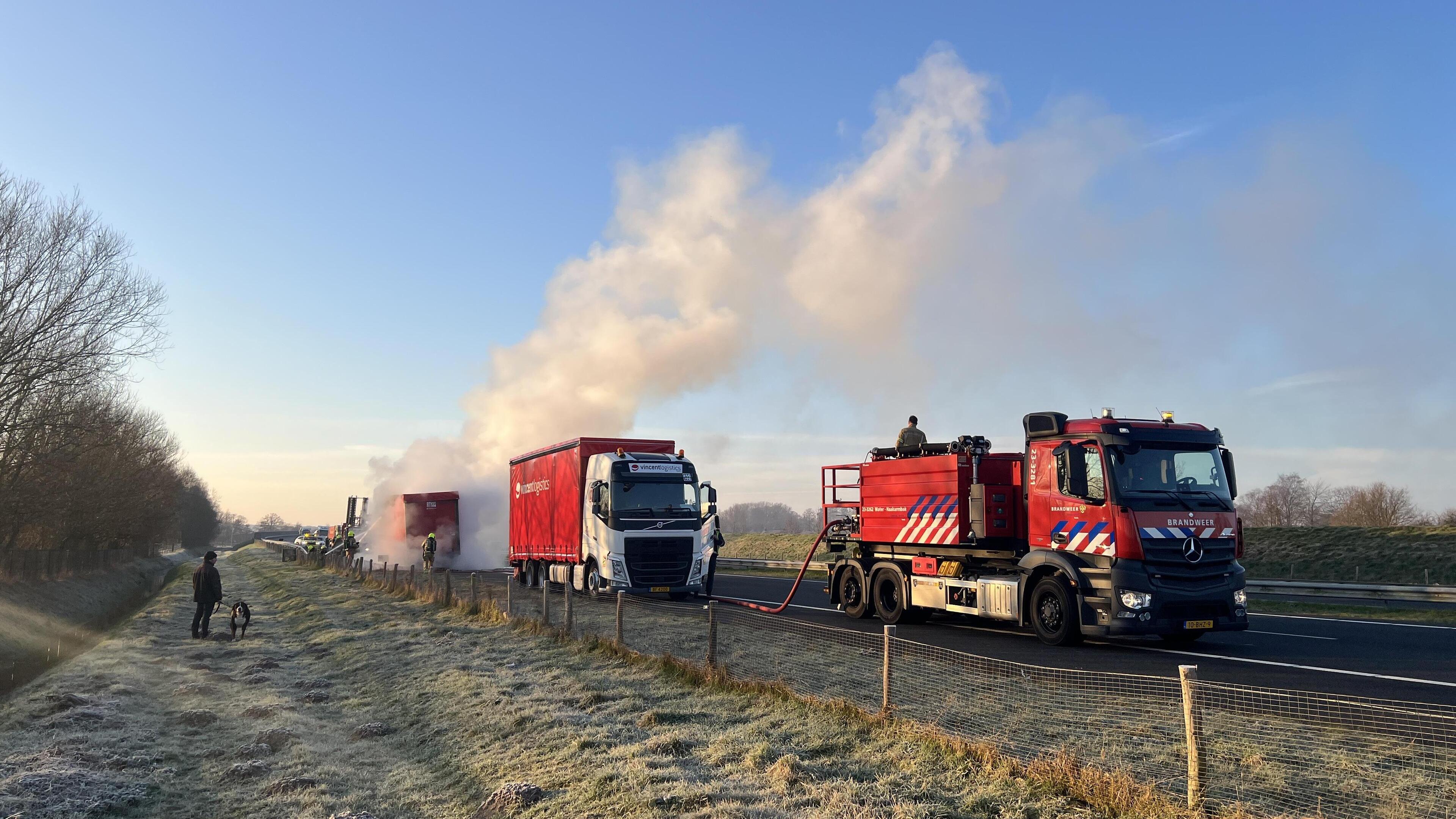 Vrachtwagenbrand op A73 bij Reuver zorgt voor files