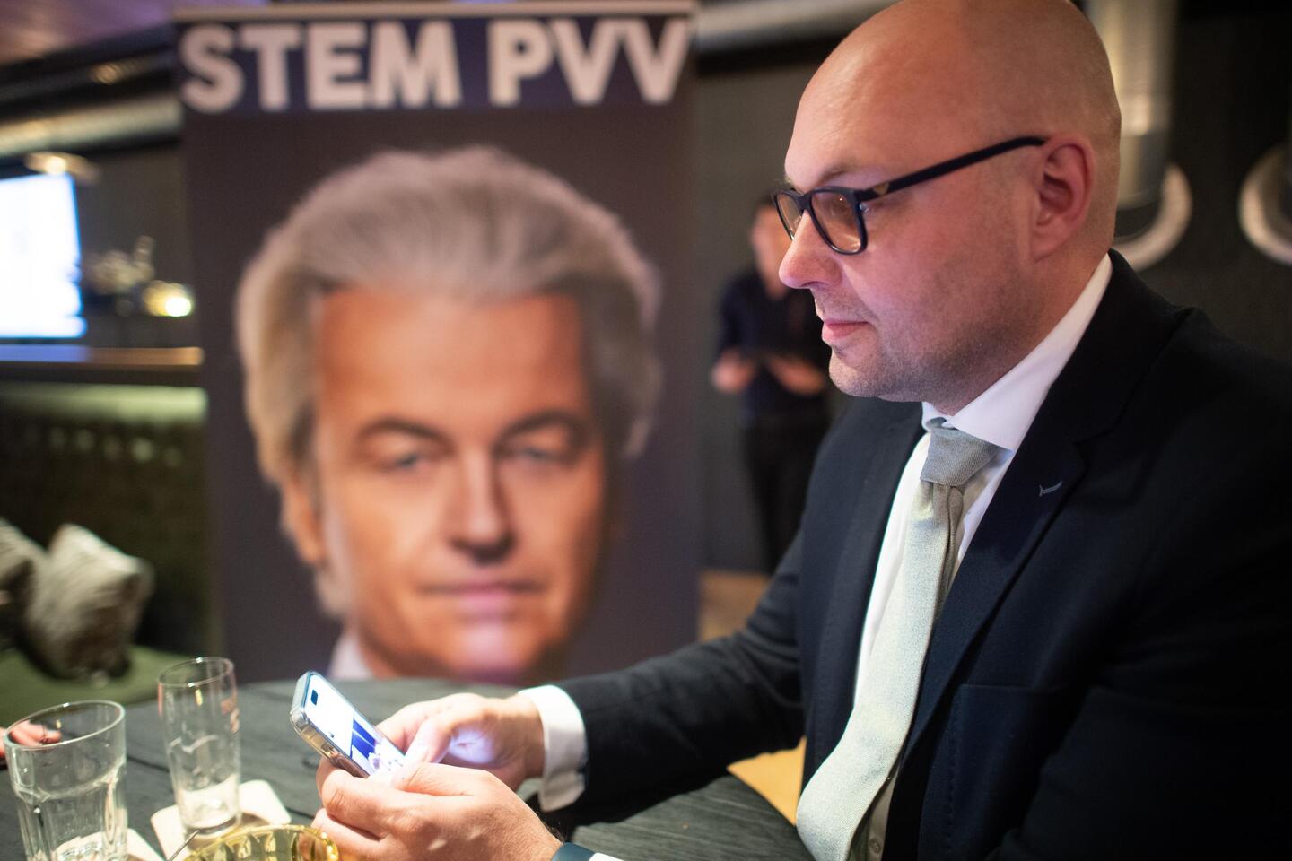 Dak gaat eraf bij PVV op uitslagenavond in Scheveningse kroeg: ‘Dit ...