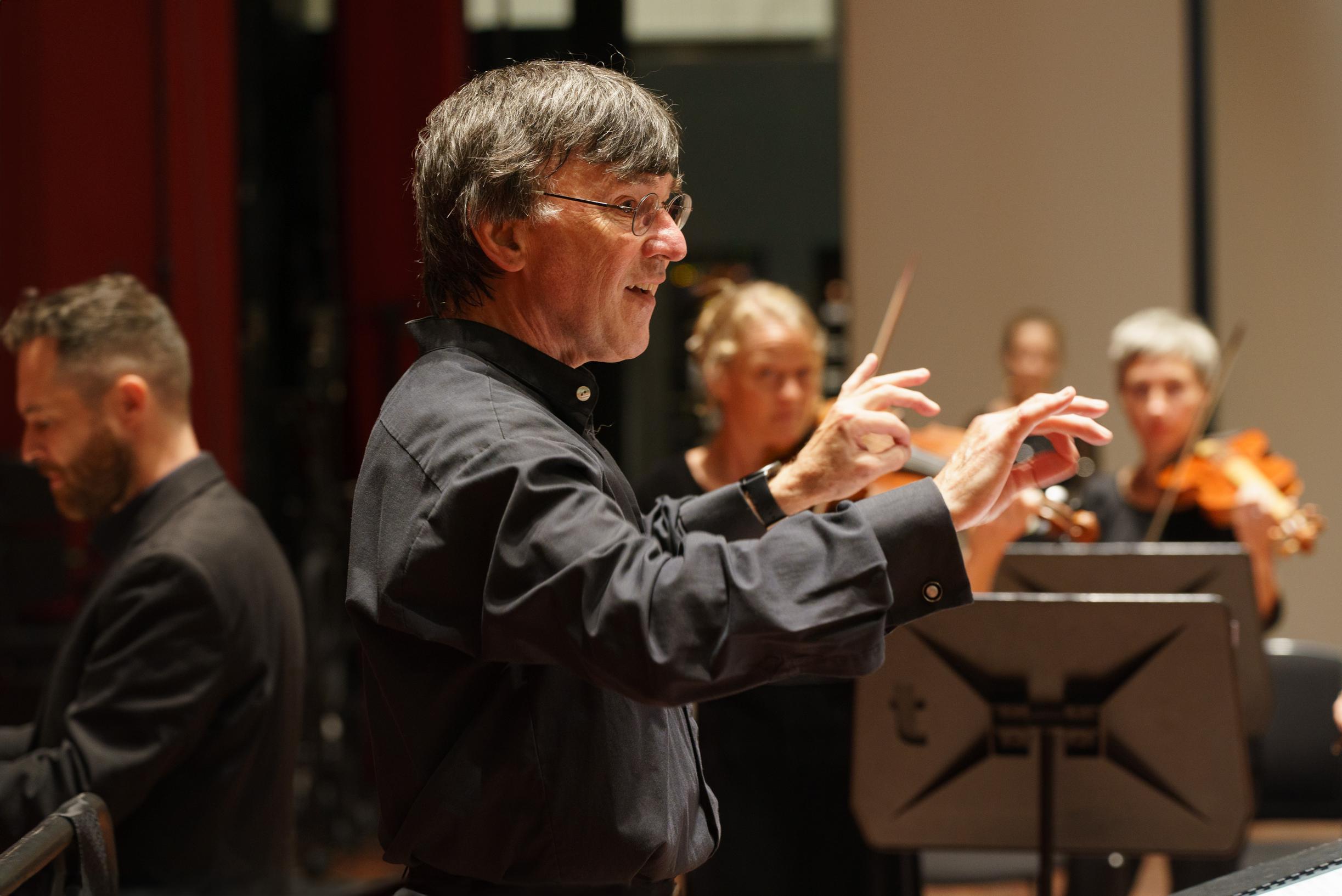 Huub Ehlen, oprichter van barokorkest Ad Mosam, is geridderd voor ...