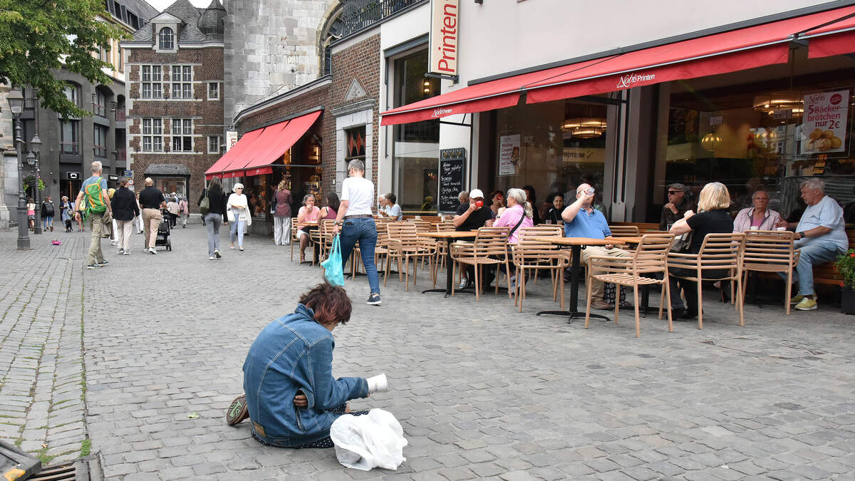 In Heerlen is bedelen vervelend, maar in Aken een plaag: ‘Wie zich gedraagt, krijgt een broodje, maa