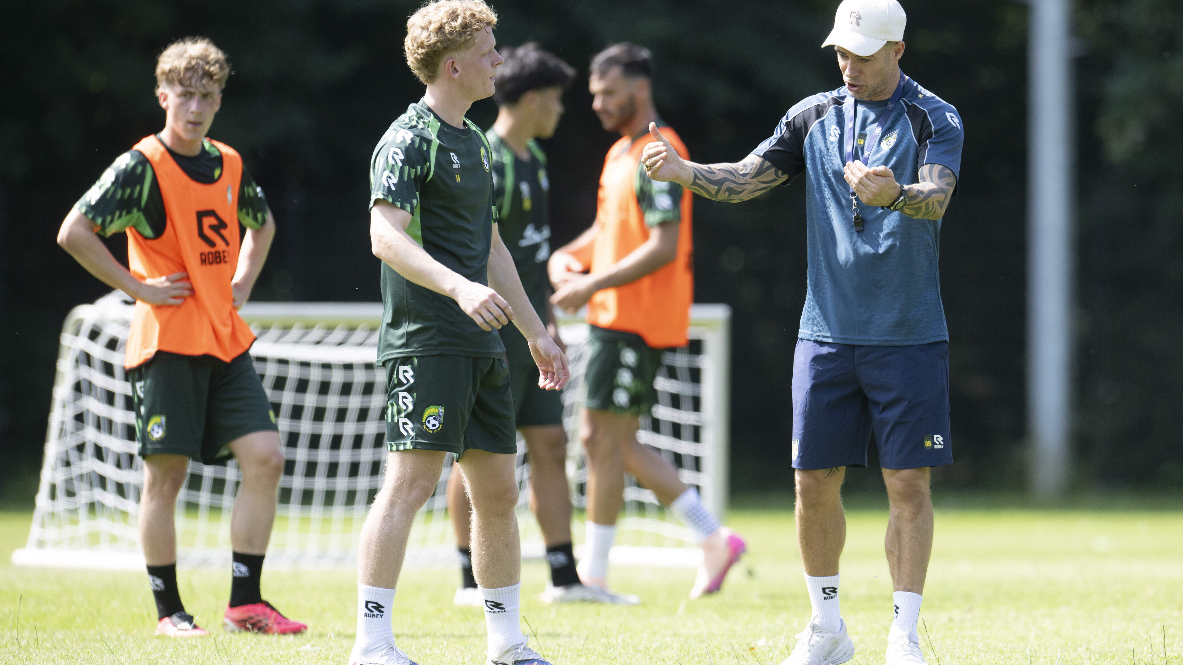 Eerste training van Fortuna toont vooral de monsterklus die er deze transferzomer ligt: ‘Hopen komen
