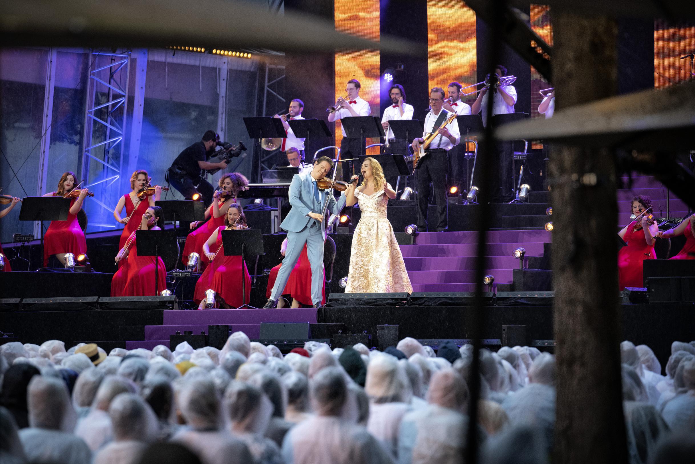 Publiek van Guido ‘the Maestro’ Dieteren trotseert de regen tijdens jaarlijkse concerten op de Markt