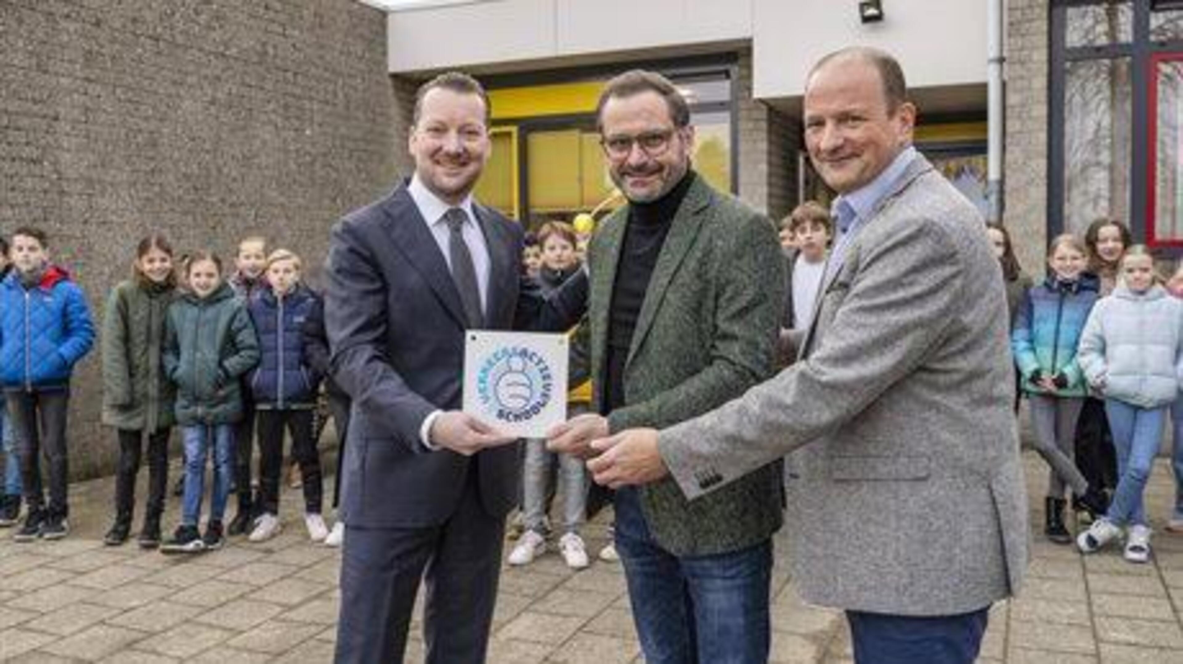 Hoog bezoek voor ‘verkeersactieve’ basisschool in Limbricht: deputé meldt zich aan schoolpoort met s