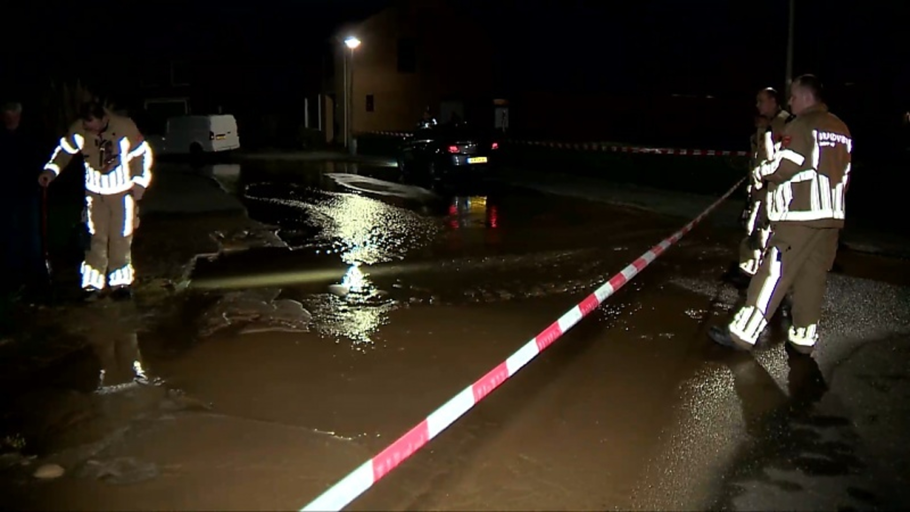 Waterleiding gesprongen in Maasbracht, meerdere kelders ondergelopen