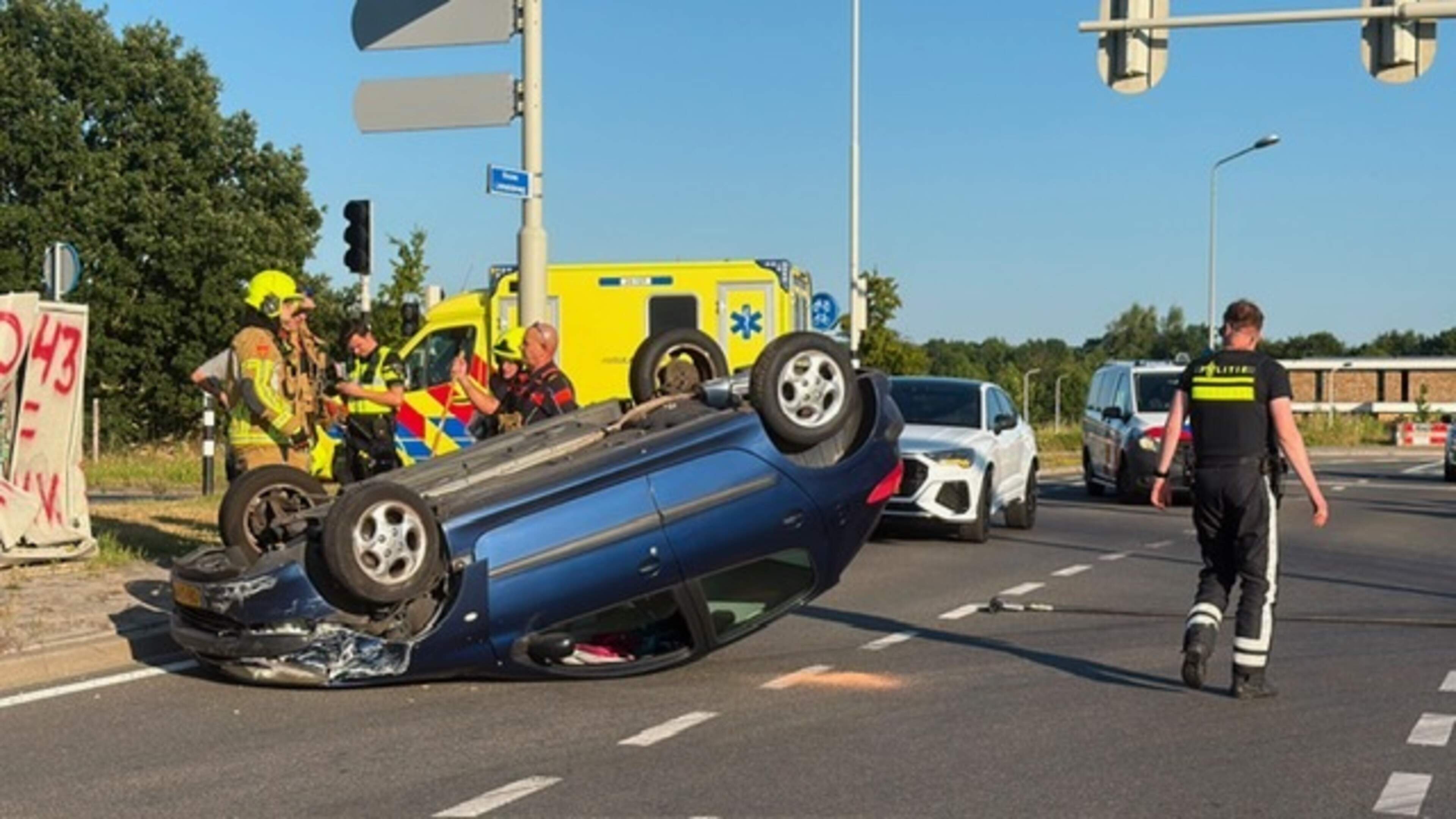 Auto botst tegen stroomkast en belandt op de kop in Maastricht