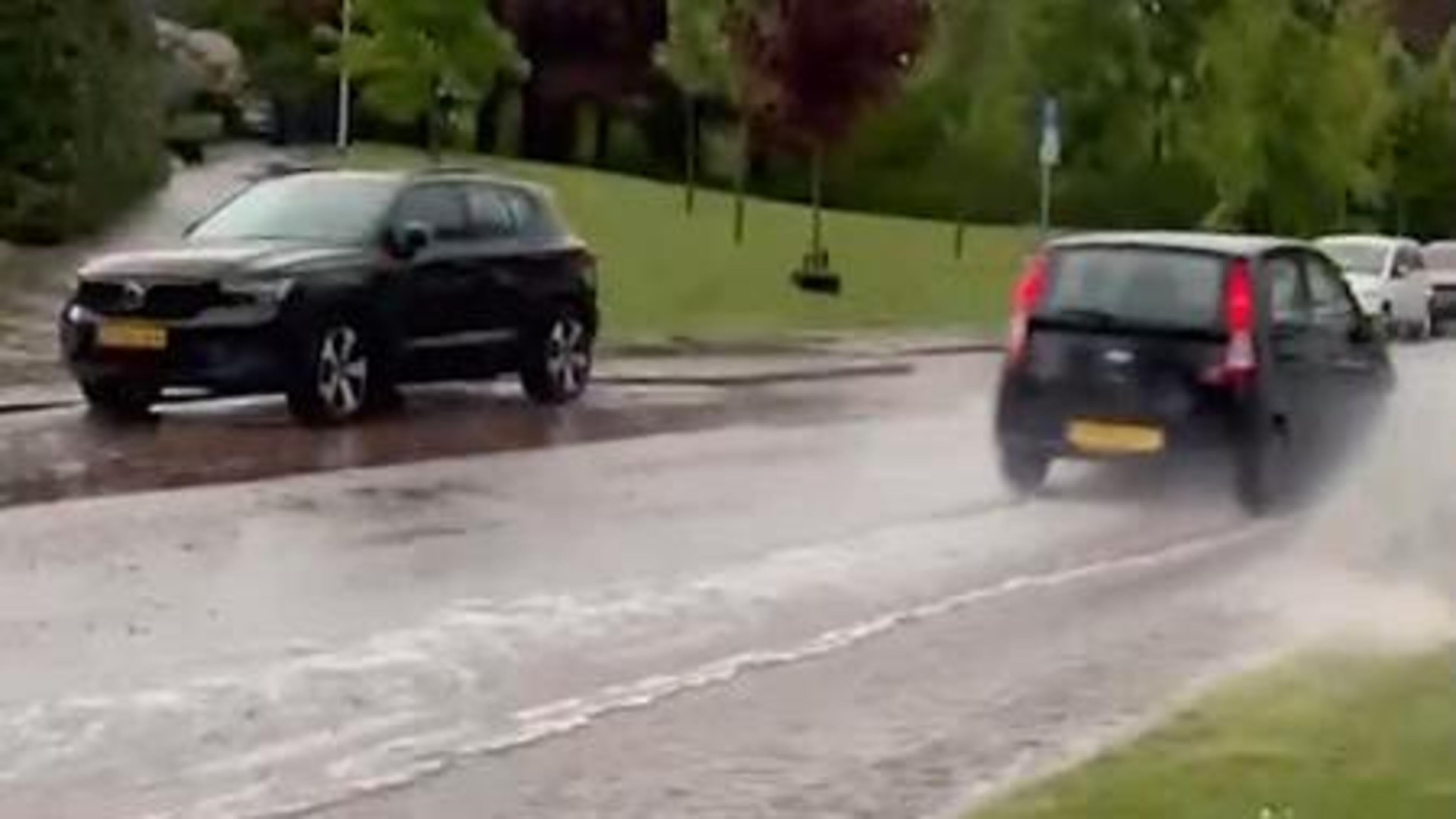 Zware onweersbuien trekken over delen van Limburg, putdeksels omhoog en loeiende auto-alarmen