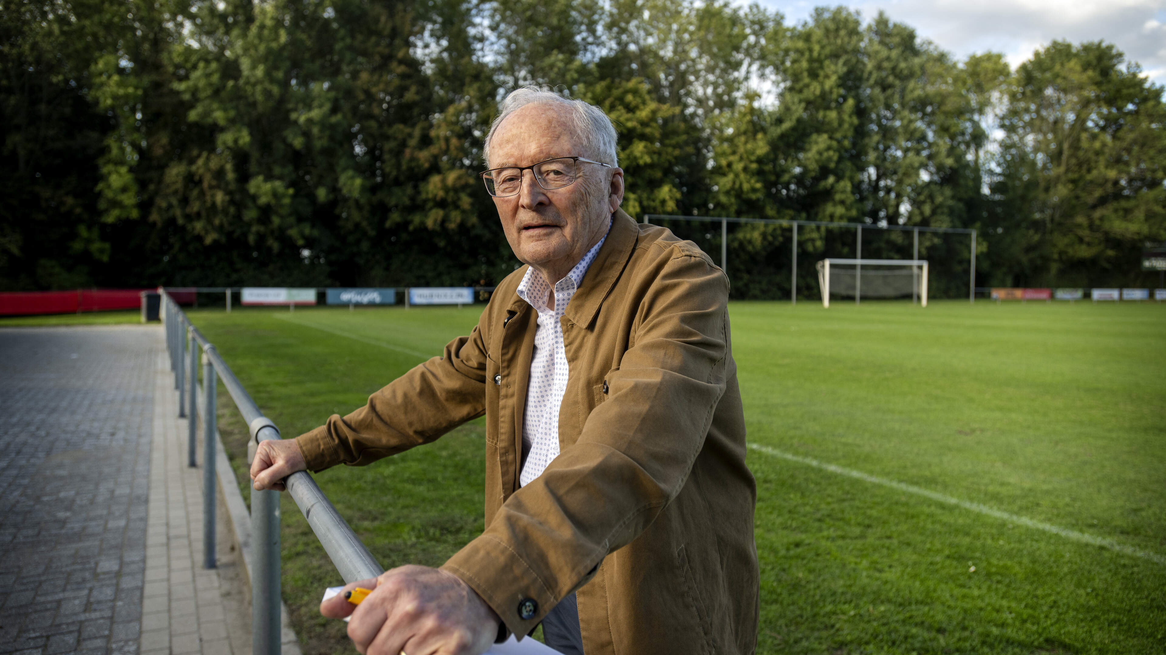Voetbalcorrespondent Leo Jaspers heeft na 60 jaar bij de krant nog niet genoeg van schrijven: ‘De em