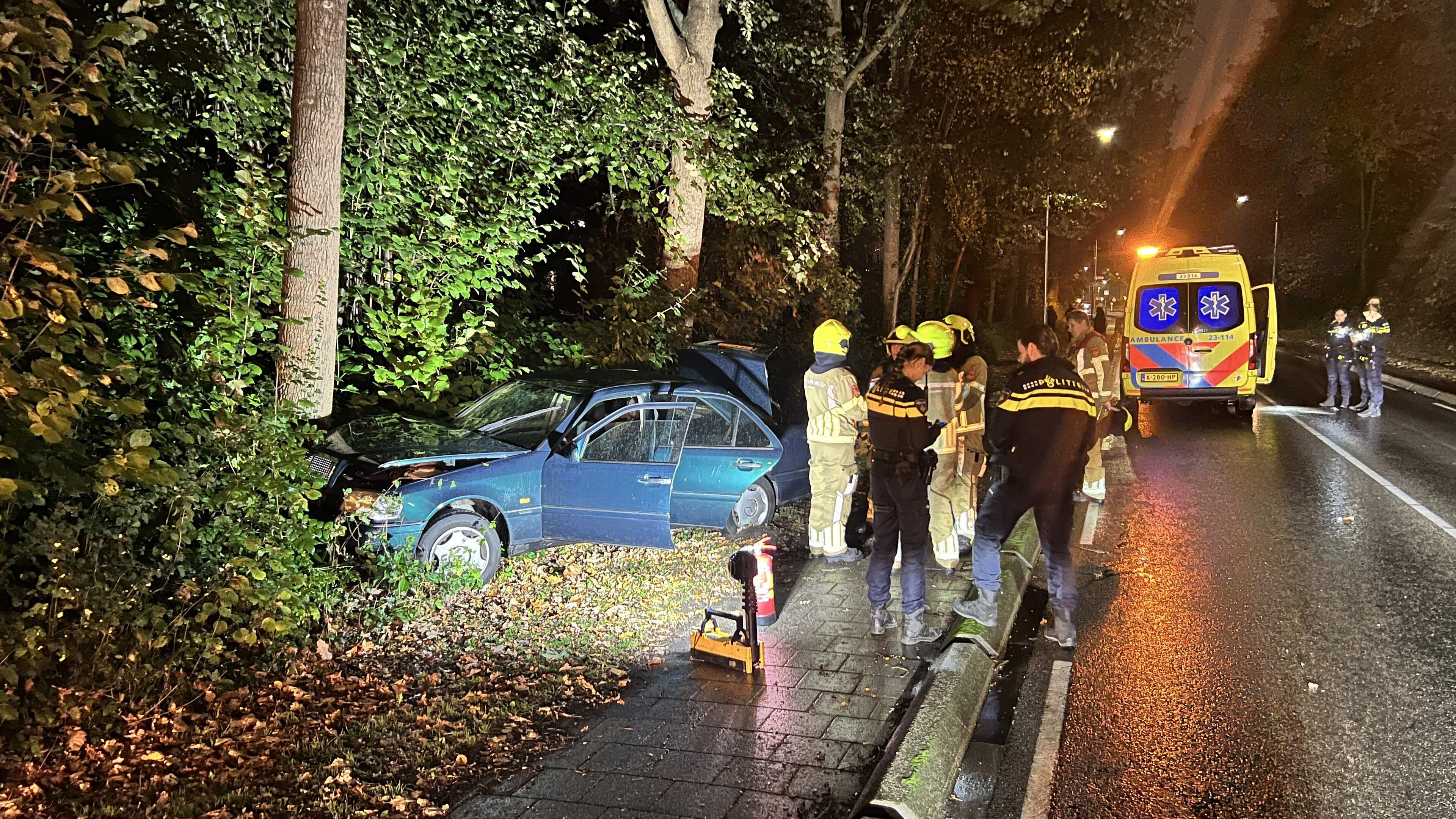 Auto botst tegen boom bij eenzijdig ongeval in Blerick