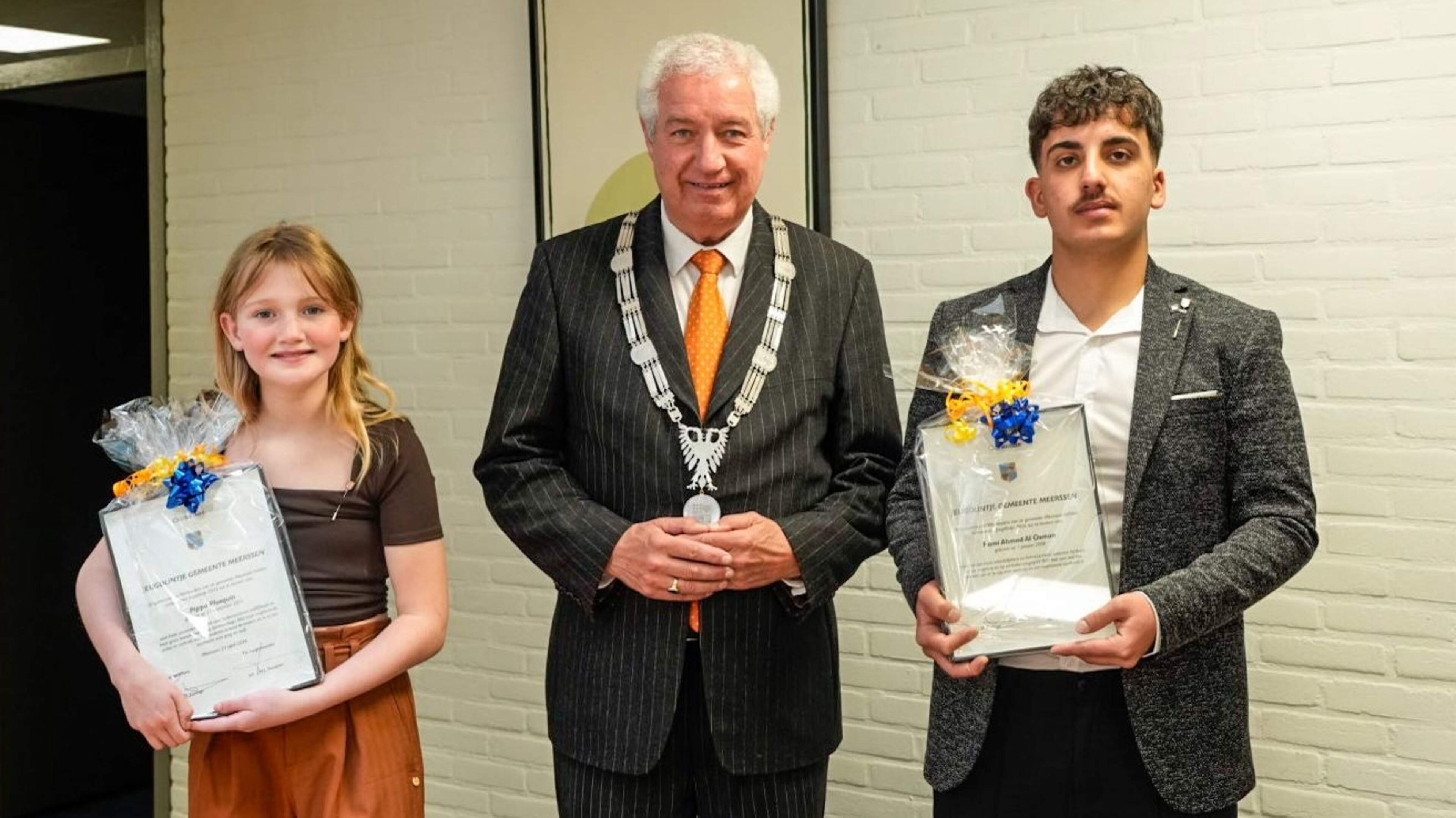 Pippa (10) en Rami (18) zijn door gemeente Meerssen beloond met jeugdlintje