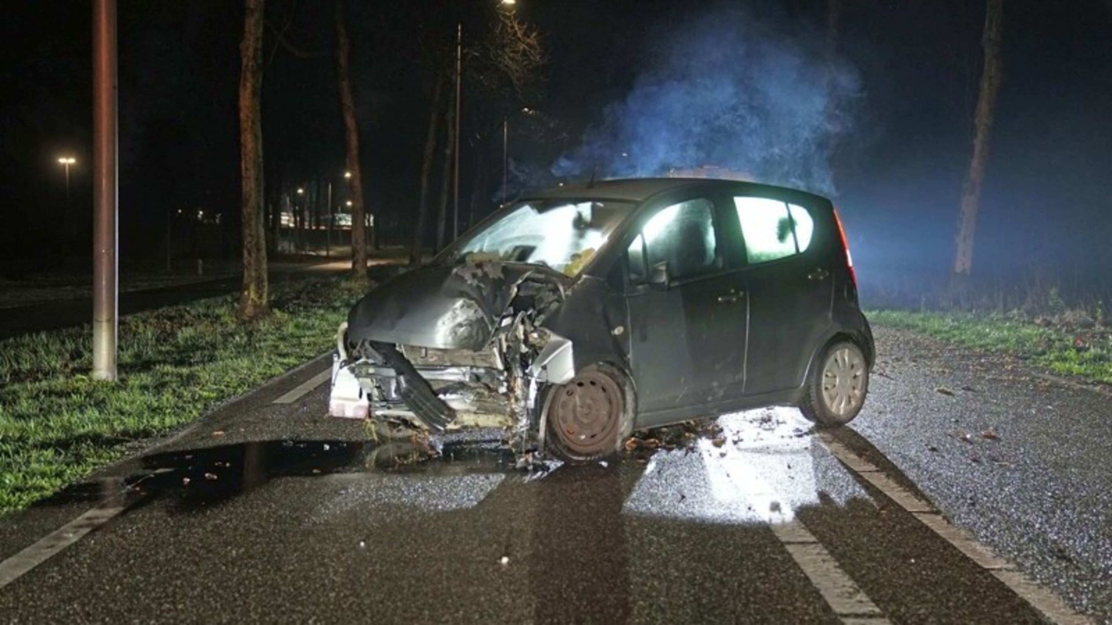 Persoon gewond na botsing tegen boom in Weert.