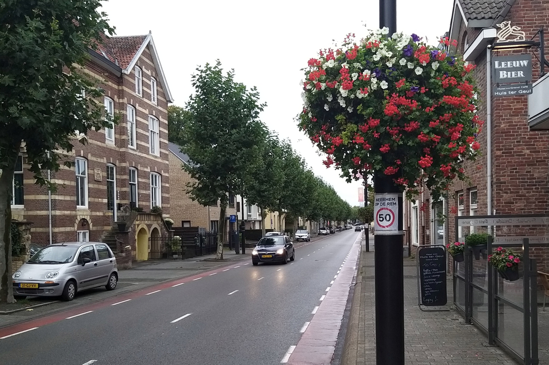 Bewoners Neerhem eisen maatregelen tegen racebaan voor hun deur