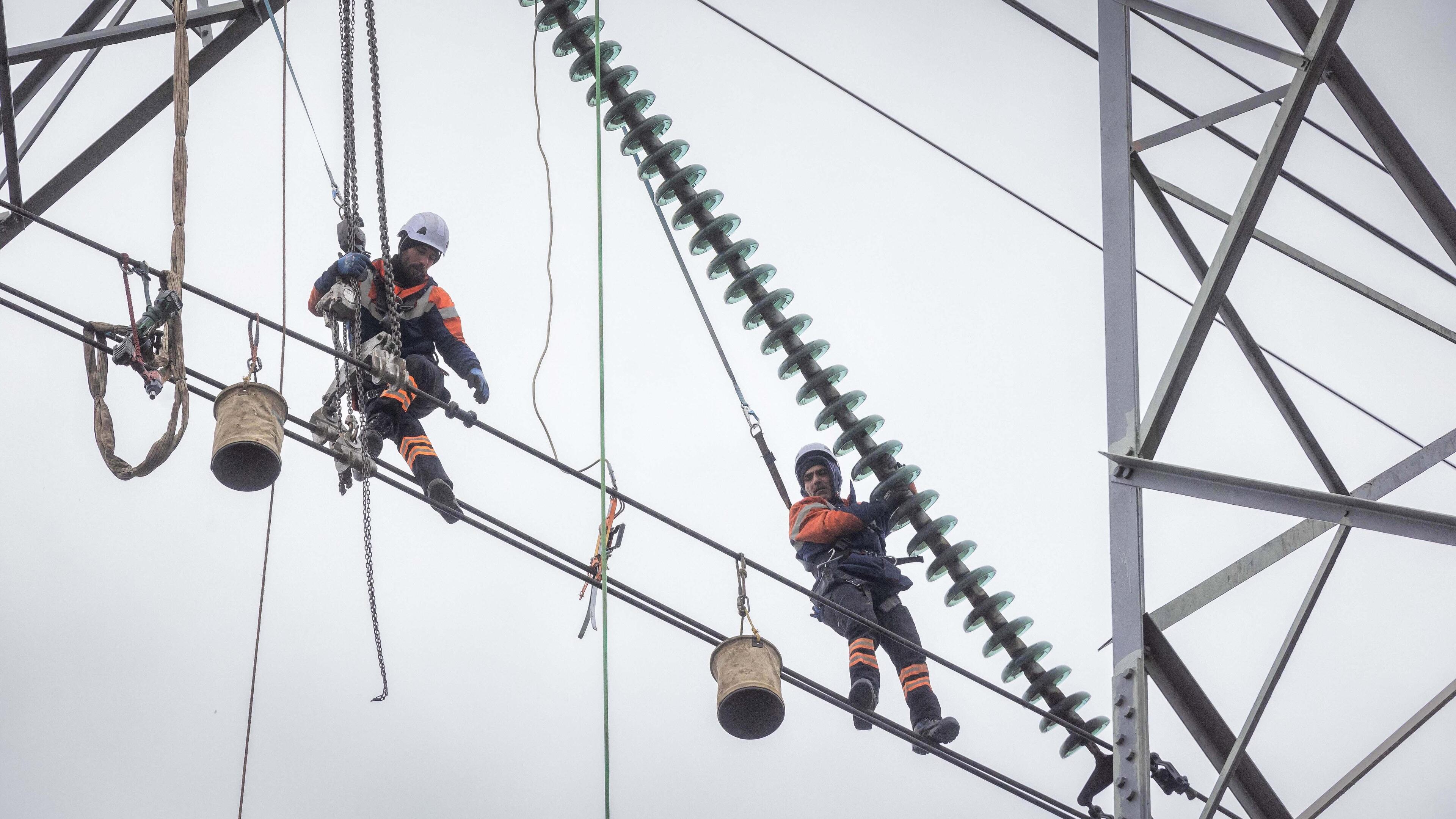 Vervangen van verouderde stroomlijnen op vijftig meter hoogte wordt pas link als het hard gaat waaie