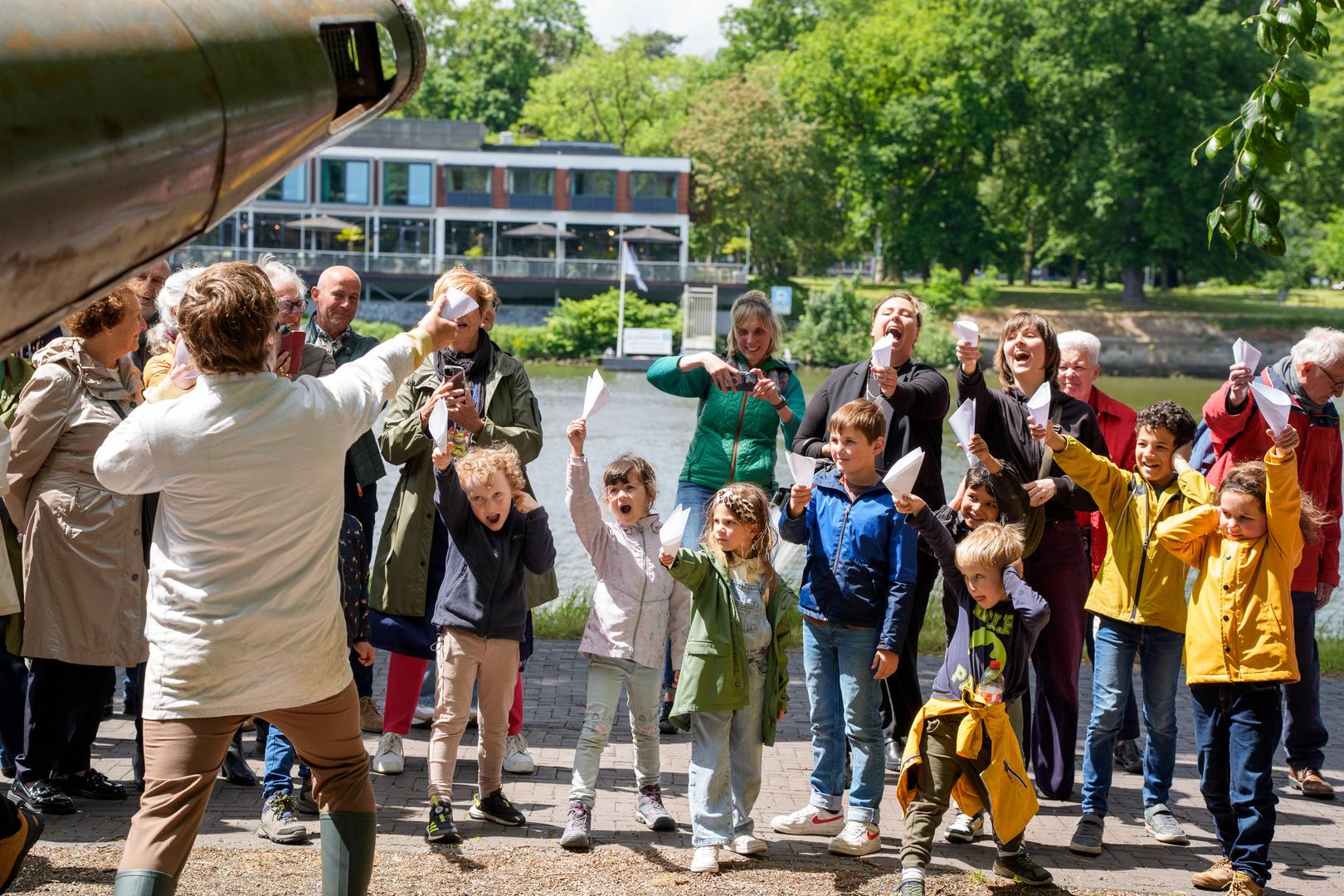 De wijk Céramique viert het 25-jarig bestaan. Buurtbewoners proberen friet uit een kanon te vangen.