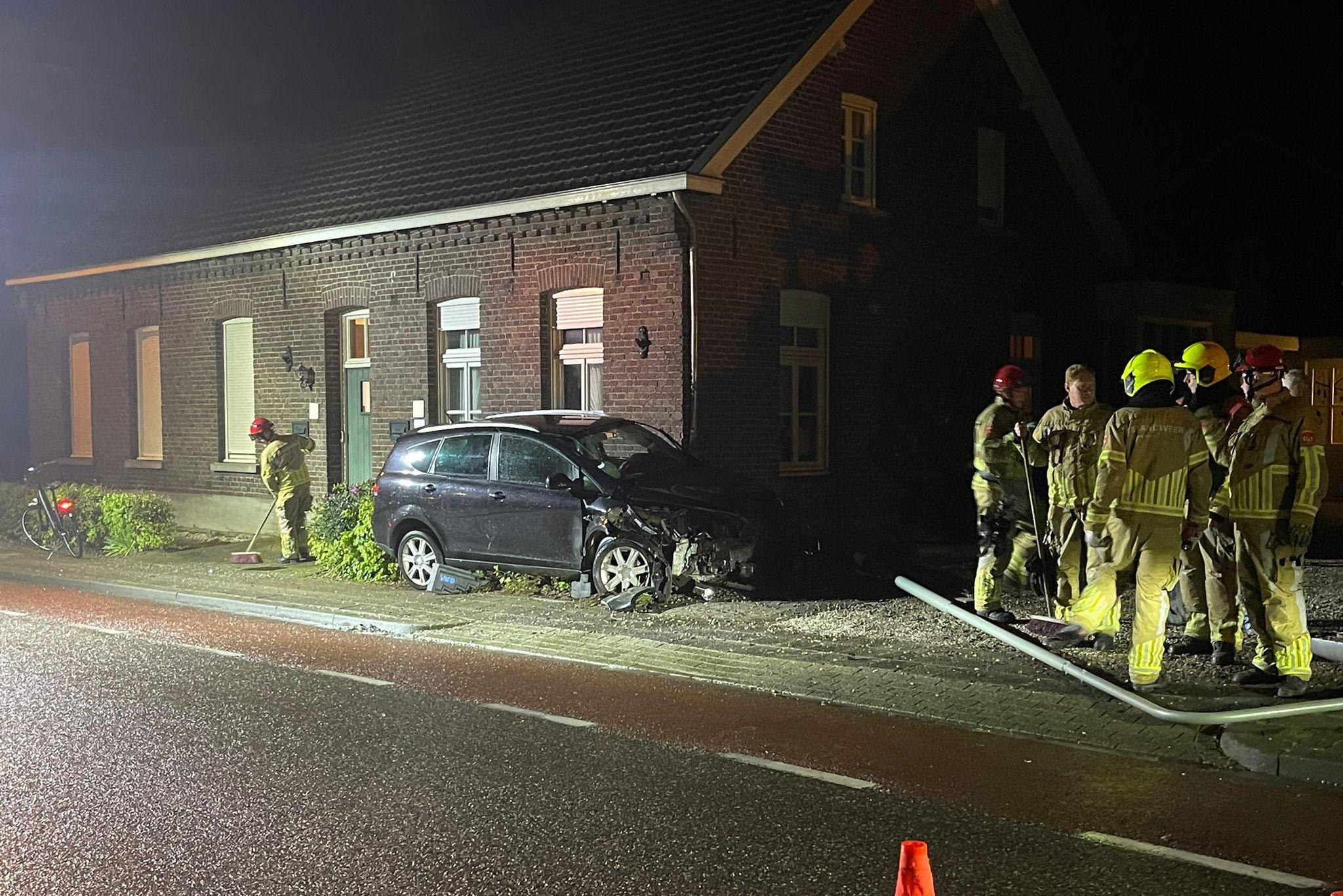 Auto vliegt uit de bocht en botst tegen gevel woning in Meerlo, bestuurder gewond