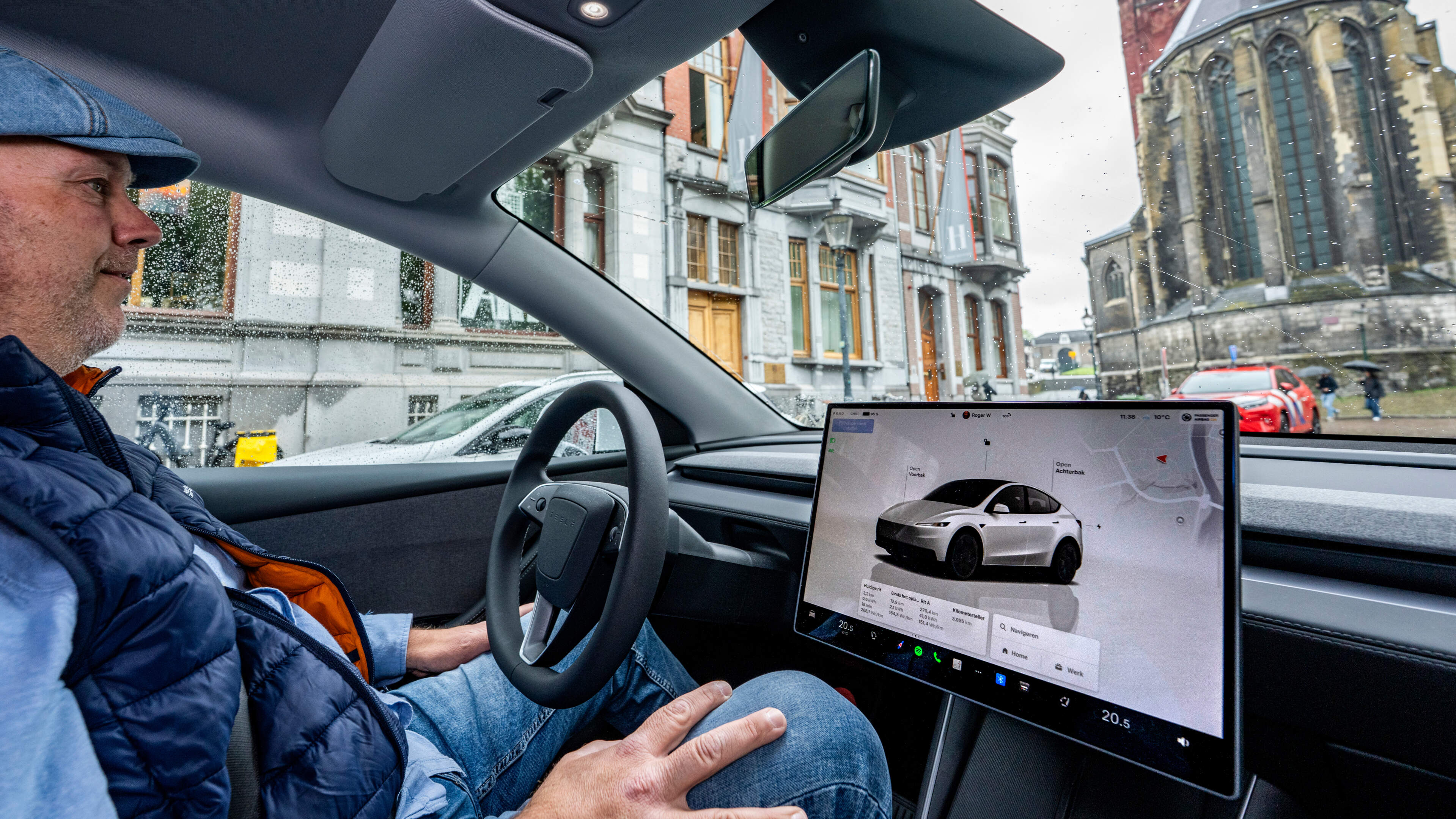 Roger (52) uit Maastricht heeft ALS, maar kan dankzij zijn Tesla toch rijden: ‘Voor mensen met spier