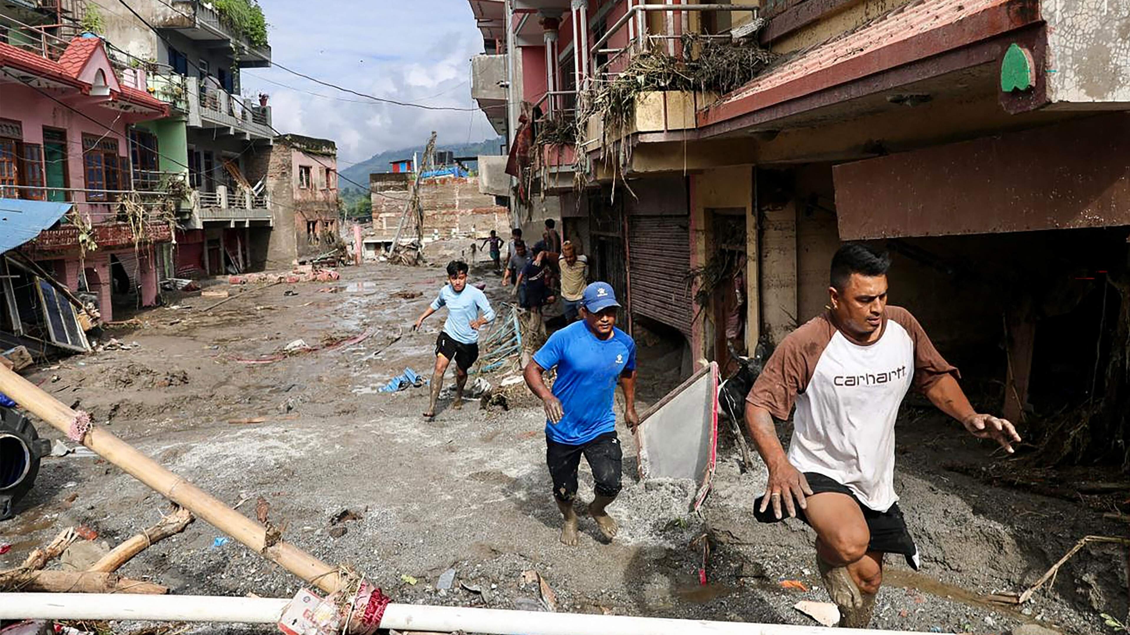 Douglas (60) uit Maastricht komt in Nepal handen tekort na catastrofale vloedgolf: ‘Onbeschrijflijk,