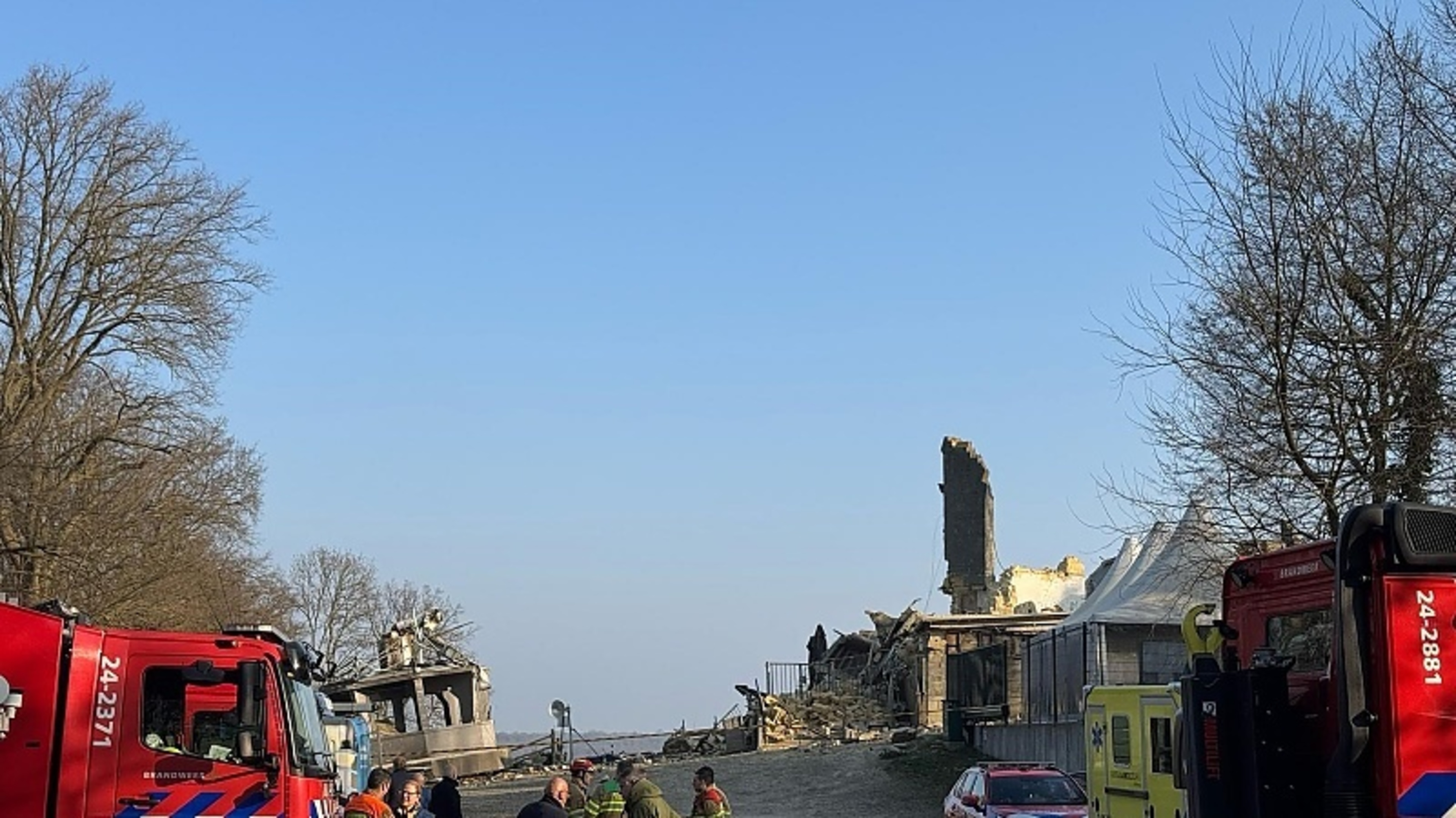 Video: Bekende 30 meter hoge uitkijktoren in Valkenburg plotseling ingestort