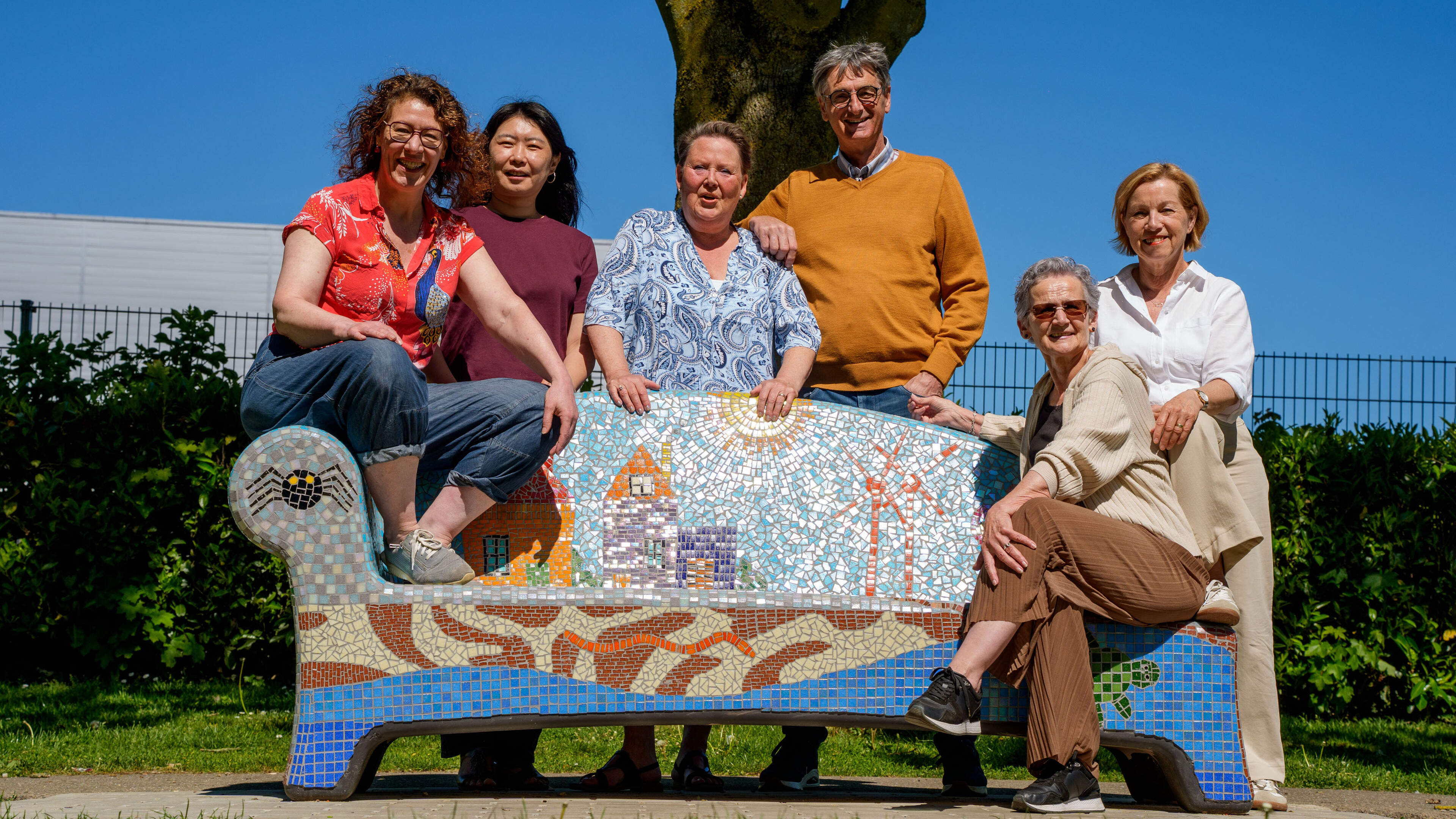 Eerste social sofa in Amby wil symbool zijn van smeltkroes in de wijk: ‘Het is als een Toren van Bab
