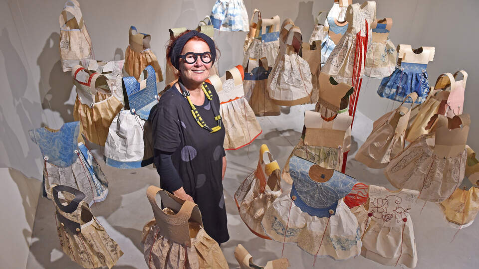 Afbeelding bij Voor elk jaar zonder haar dochtertje maakte Nellie (73) een jurkje: hoe een bananendoos vol patronen een monument werd voor Kiki