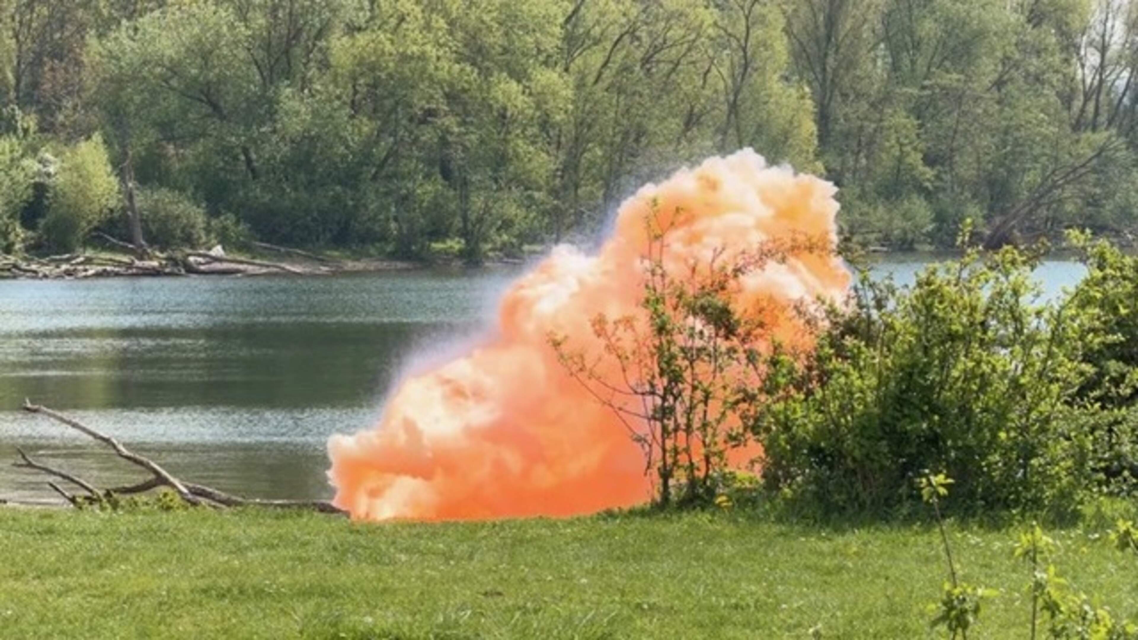 Video: EOD ruimt kruitresten op bij Hoge Weerd in Maastricht