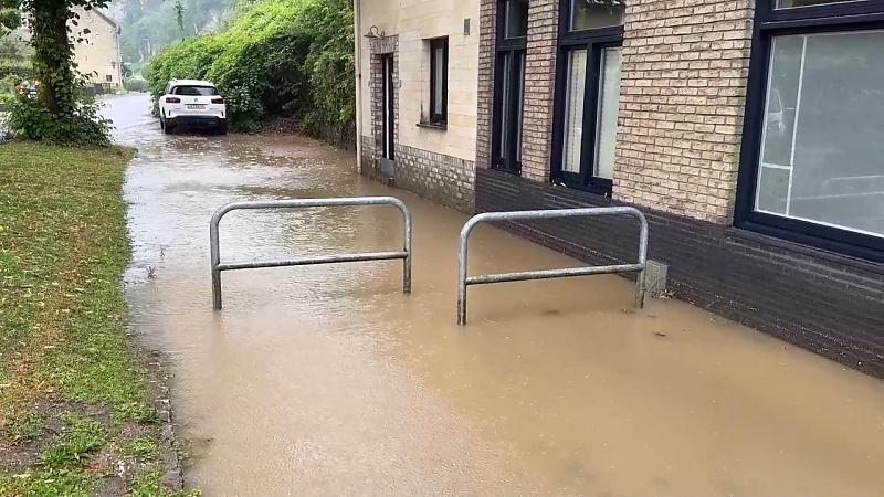 Video: Wateroverlast door urenlange regenval in Limburg, delen van snelwegen tijdje dicht